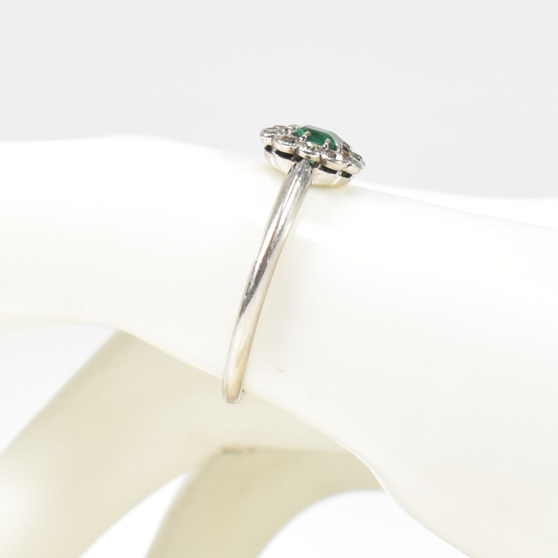 1920S 18CT WHITE GOLD EMERALD & DIAMOND CLUSTER RING - Bild 8 aus 9