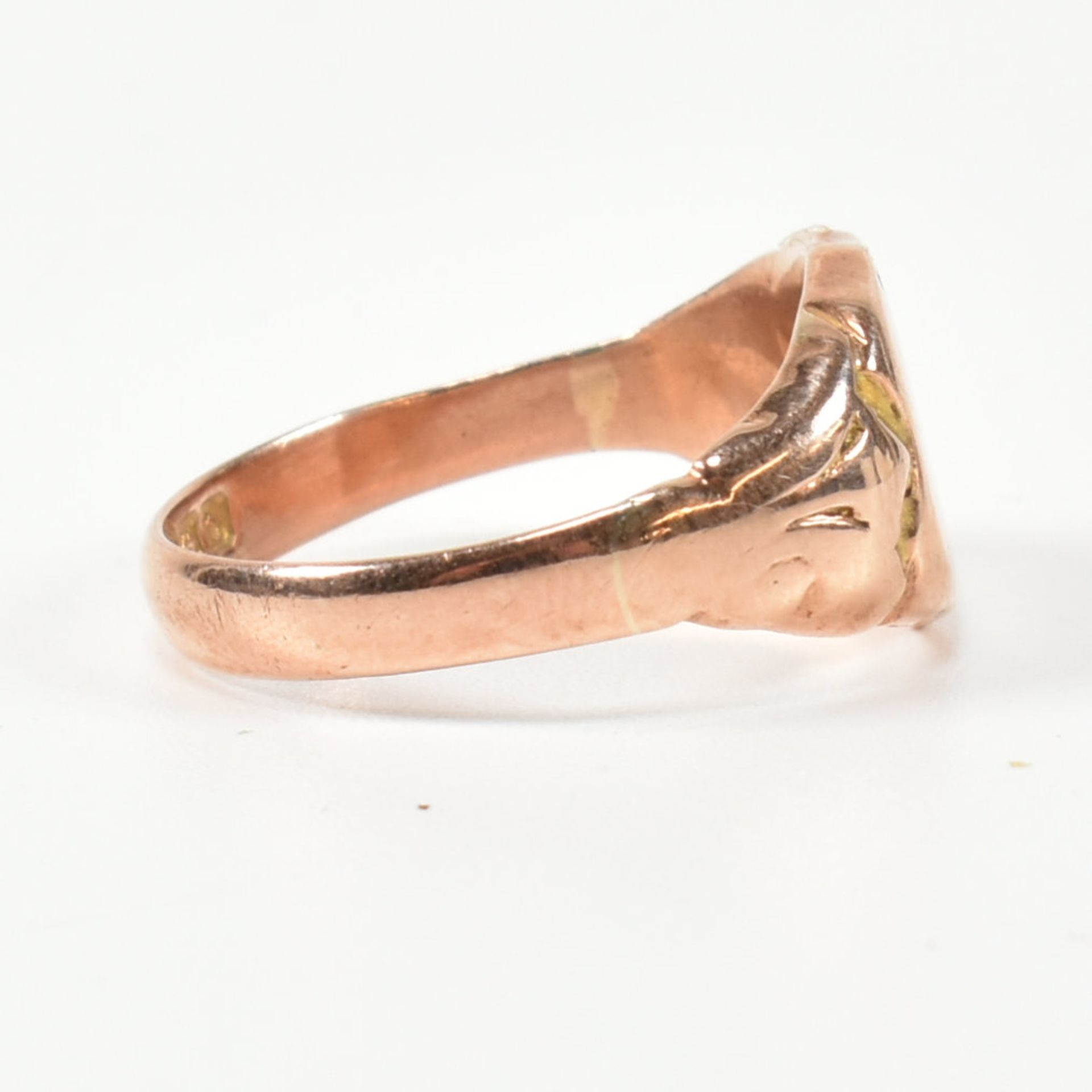 EARLY 20TH CENTURY HALLMARKED 9CT ROSE GOLD SHIELD SIGNET RING - Bild 2 aus 7