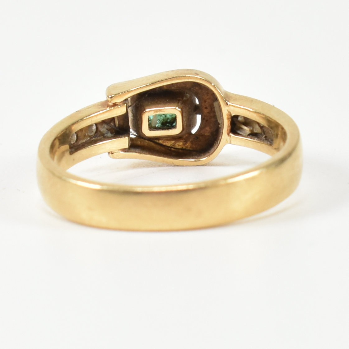 18CT GOLD DIAMOND & EMERALD BUCKLE RING - Image 4 of 7