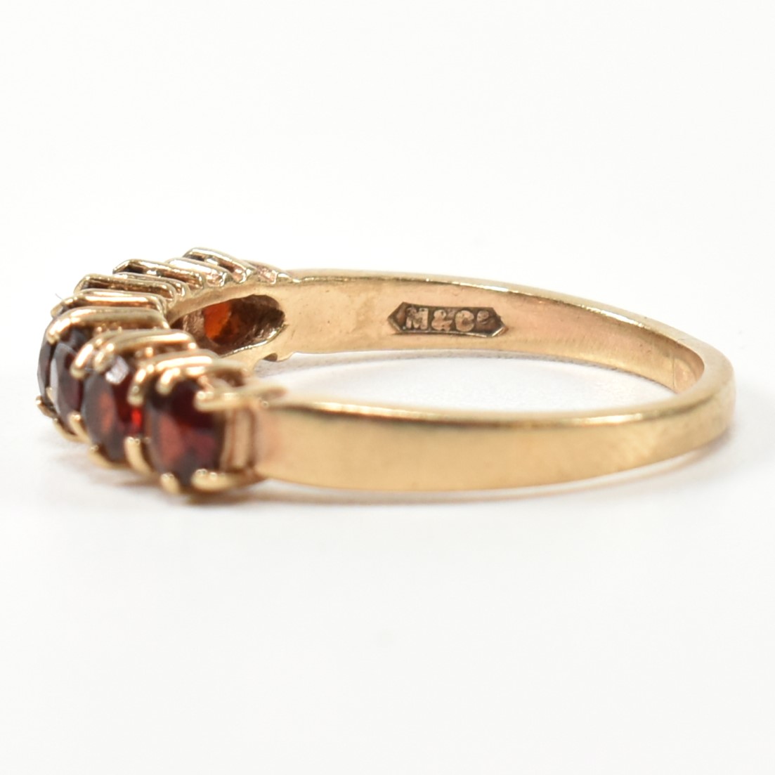 HALLMARKED 9CT GOLD & GARNET SEVEN STONE HALF HOOP RING - Image 2 of 10