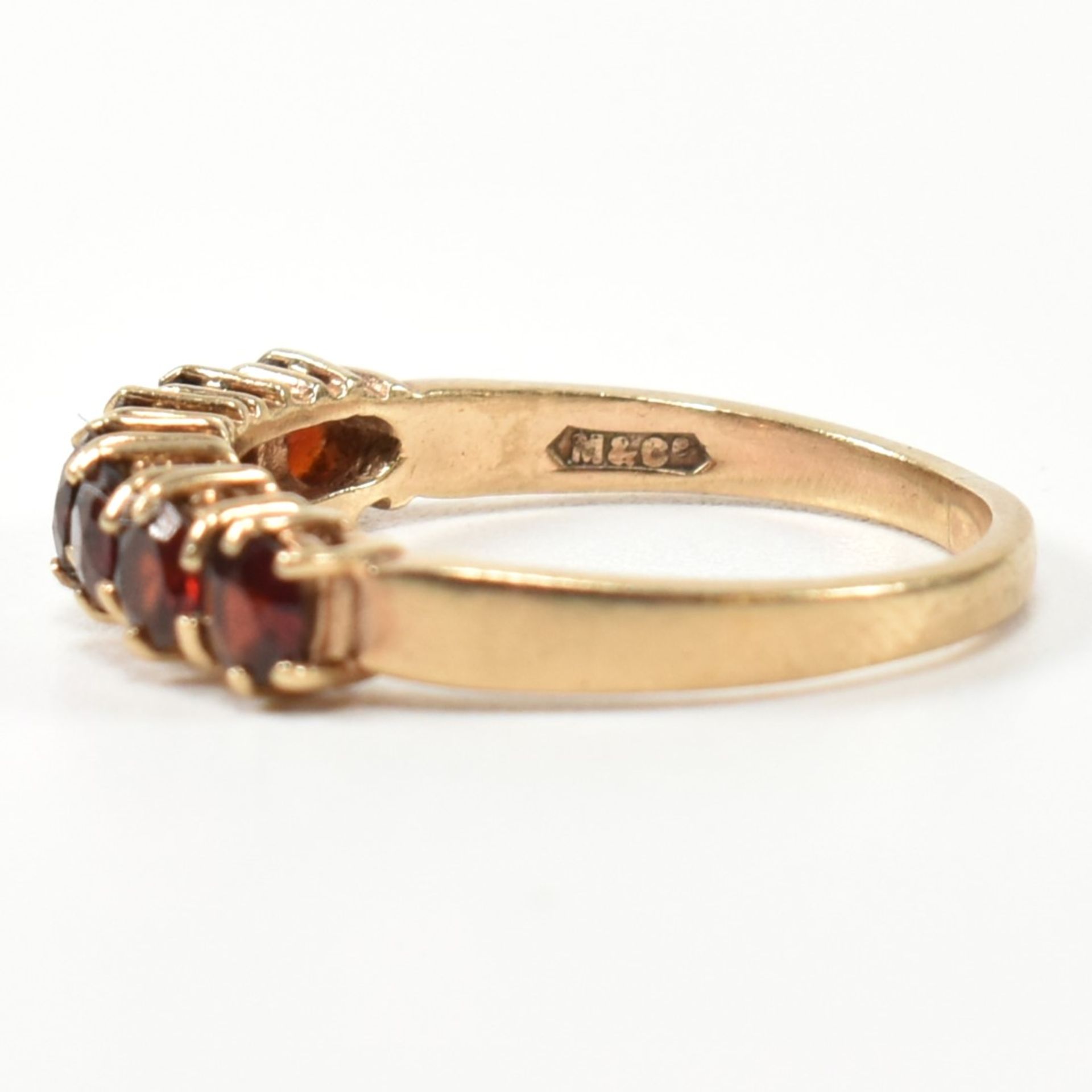 HALLMARKED 9CT GOLD & GARNET SEVEN STONE HALF HOOP RING - Image 2 of 10