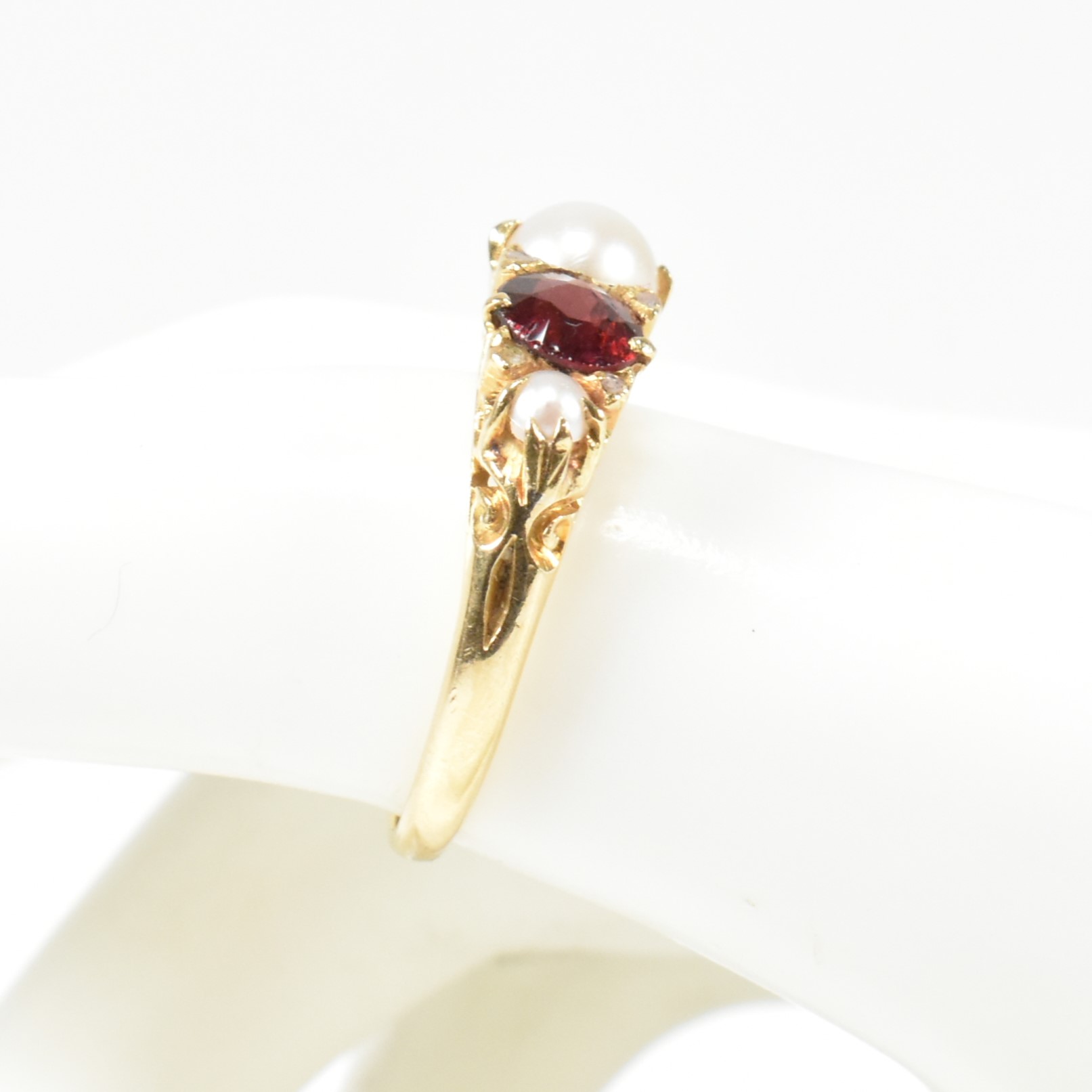 GOLD PEARL GARNET & DIAMOND FIVE STONE RING - Image 9 of 9