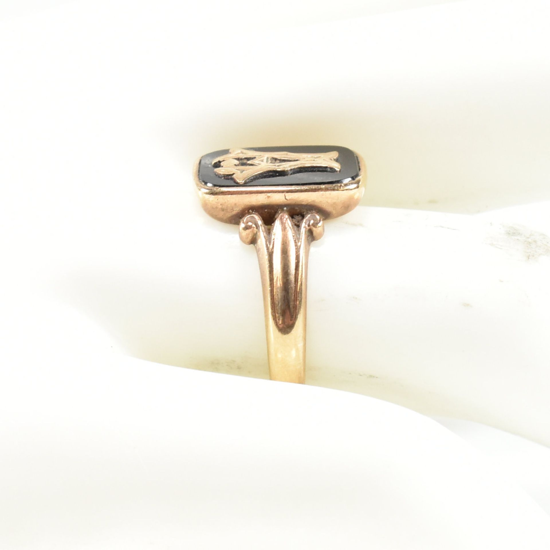 1930S 9CT GOLD & ENAMEL INITIAL SIGNET RING - Image 7 of 7