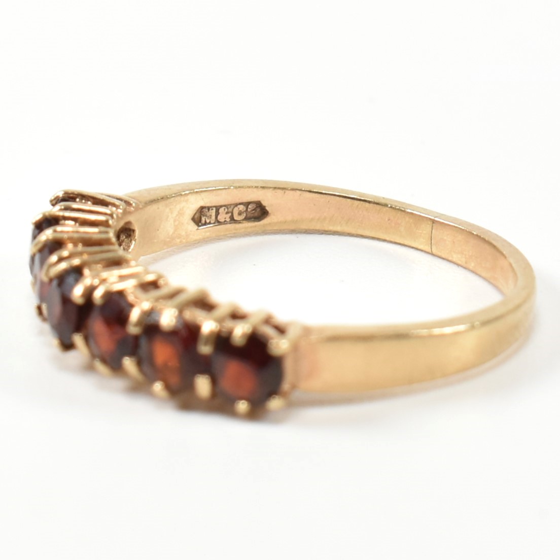 HALLMARKED 9CT GOLD & GARNET SEVEN STONE HALF HOOP RING - Image 9 of 10