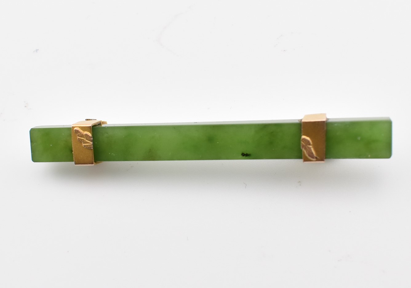 VINTAGE NEPHRITE & YELLOW METAL BAR BROOCH PIN