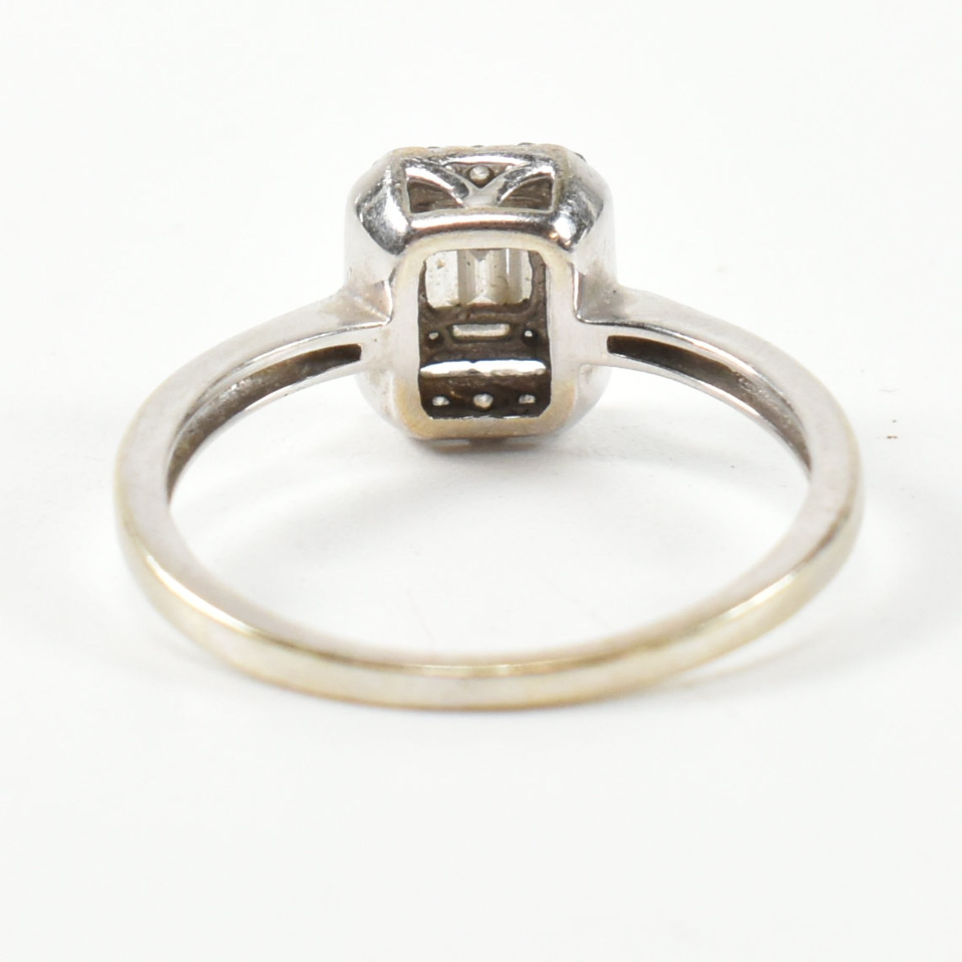 9CT WHITE GOLD & DIAMOND RING - Image 4 of 6