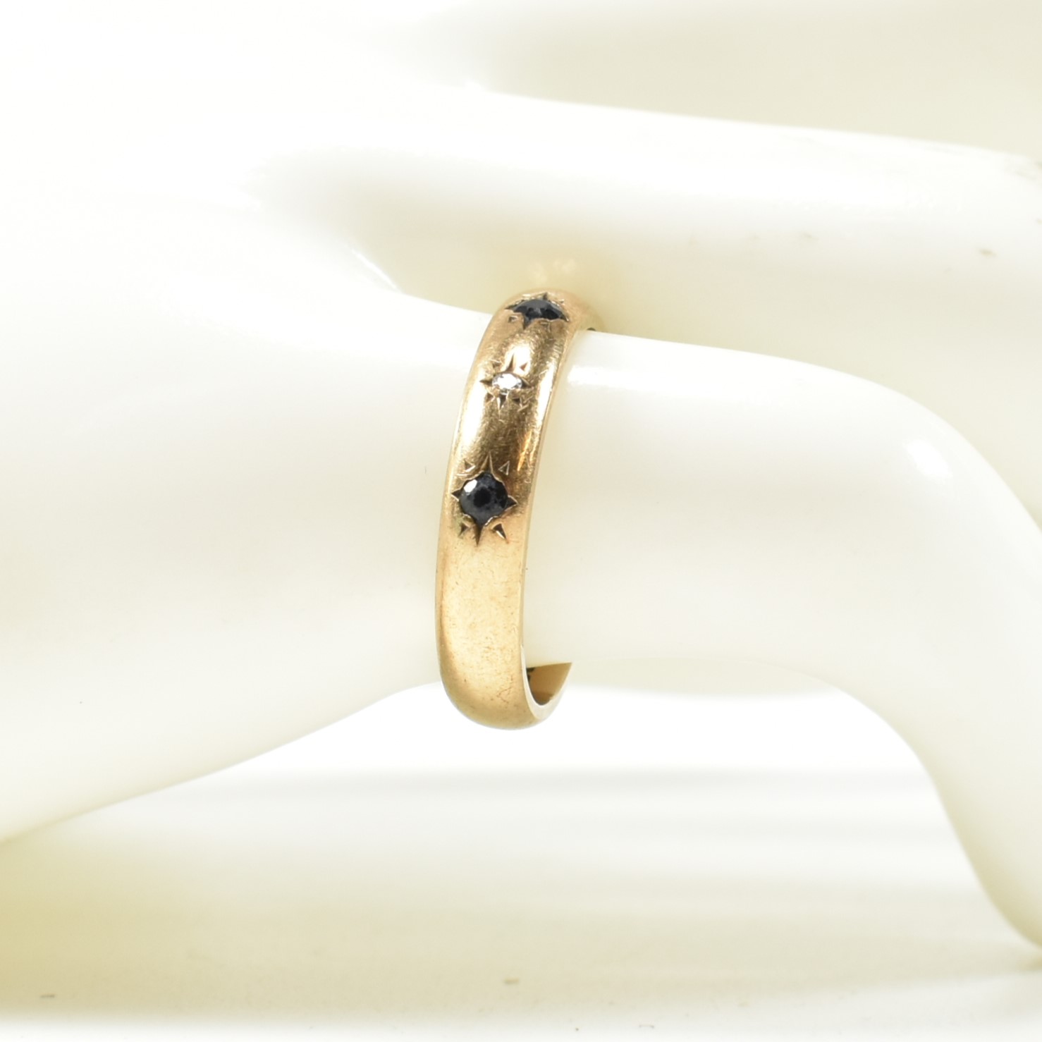 HALLMARKED 9CT GOLD SAPPHIRE & DIAMOND BAND RING - Image 10 of 10