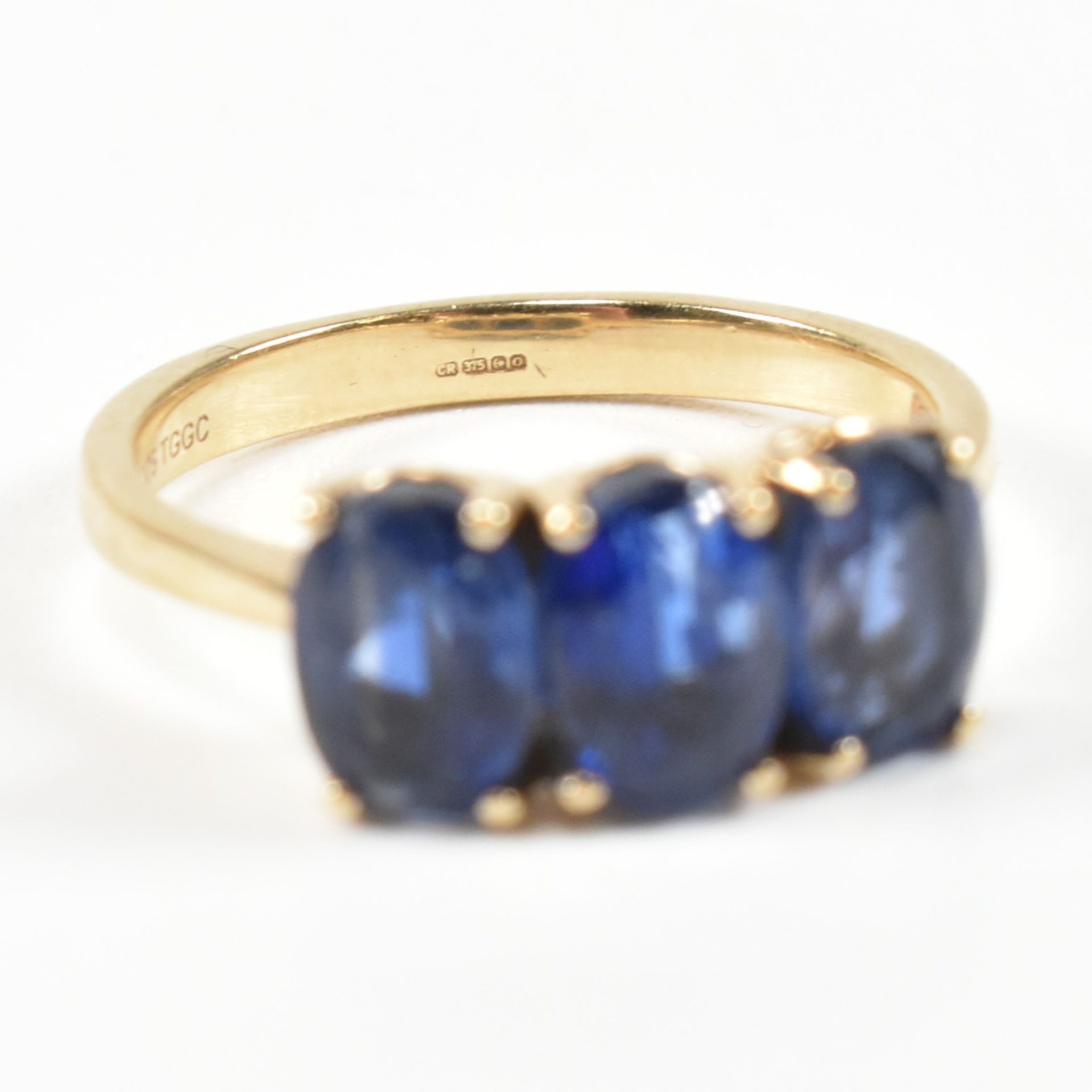 HALLMARKED 9CT GOLD & SYNTHETIC SAPPHIRE THREE STONE RING - Image 7 of 8
