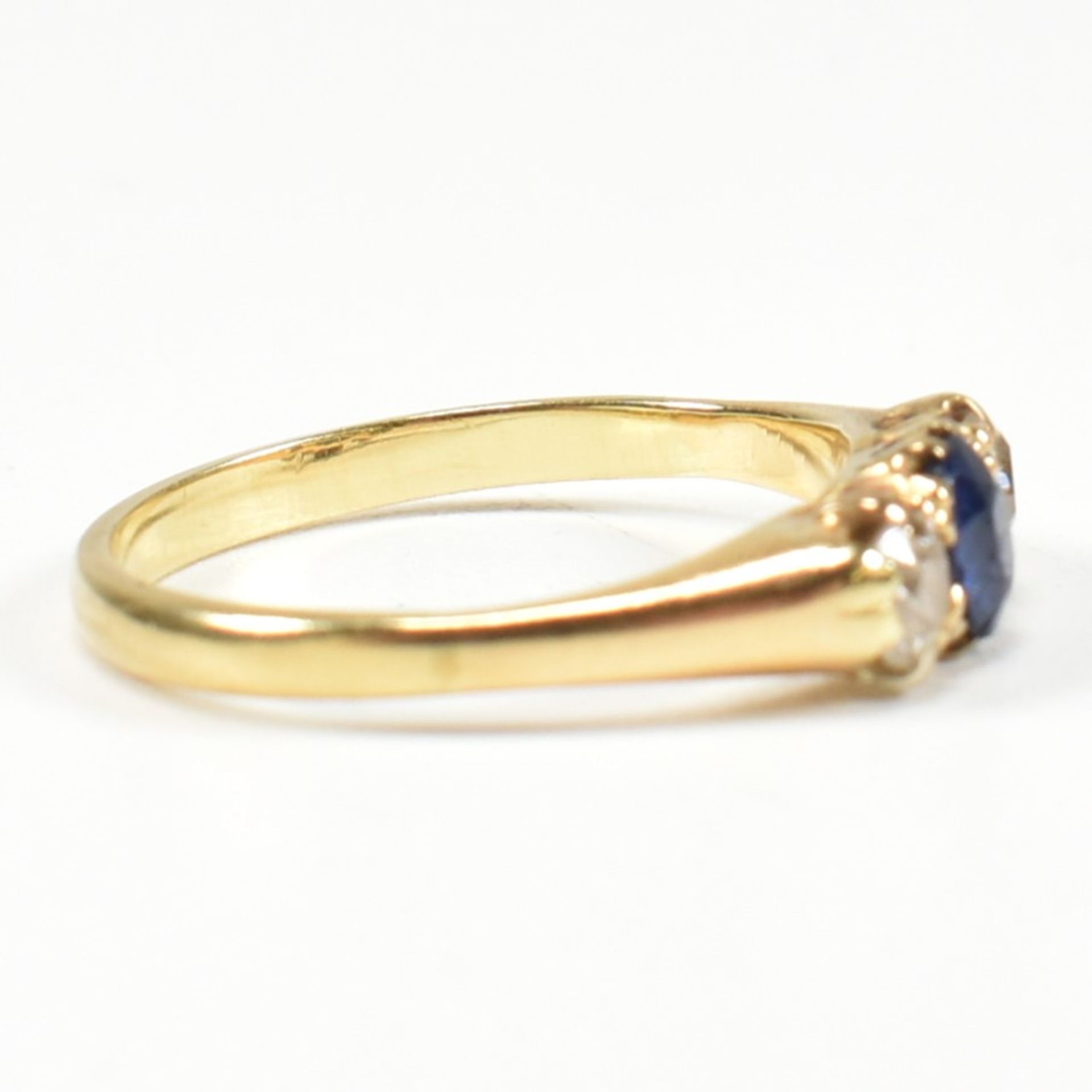 18CT SAPPHIRE & DIAMOND THREE STONE RING - Image 4 of 10