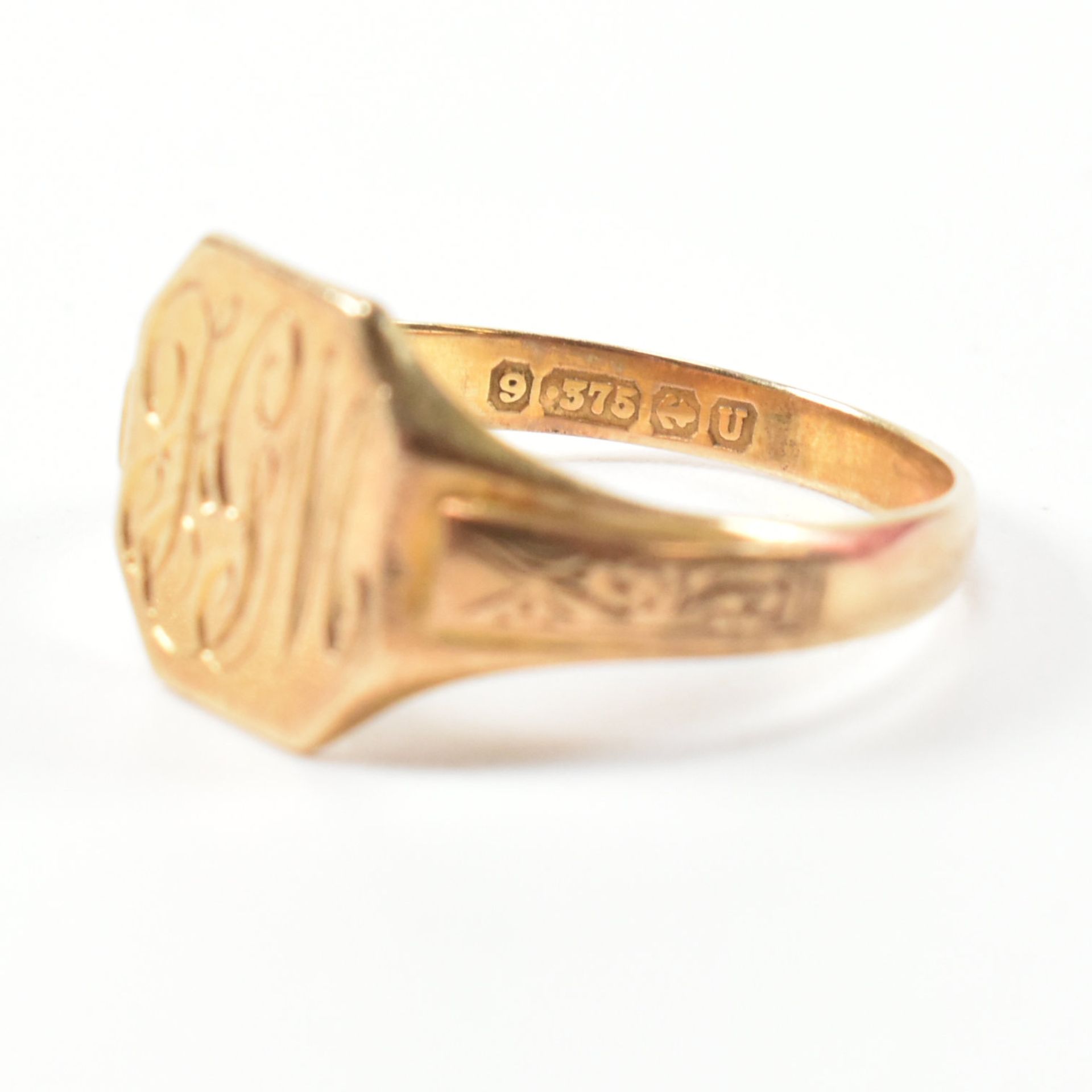 HALLMARKED 9CT GOLD ENGRAVED SIGNET RING - Image 7 of 8