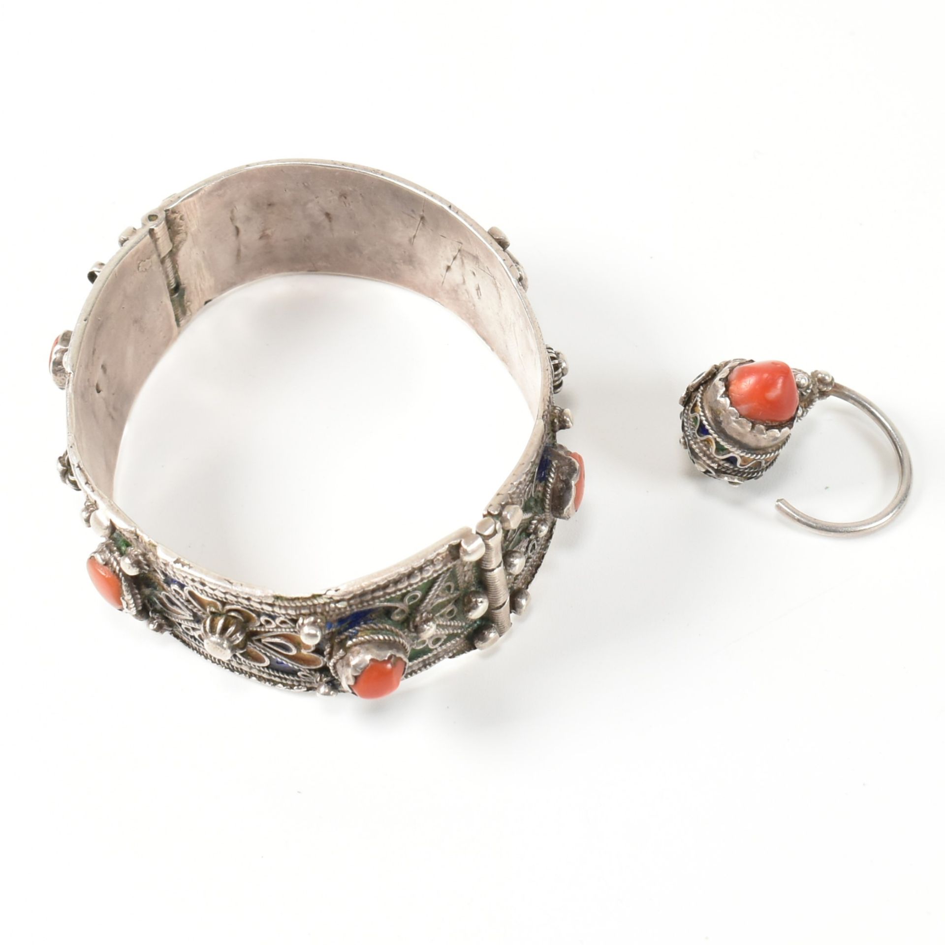 AFRICAN BERBER KABYLE SILVER & CORAL BANGLE & EARRING - Bild 5 aus 6