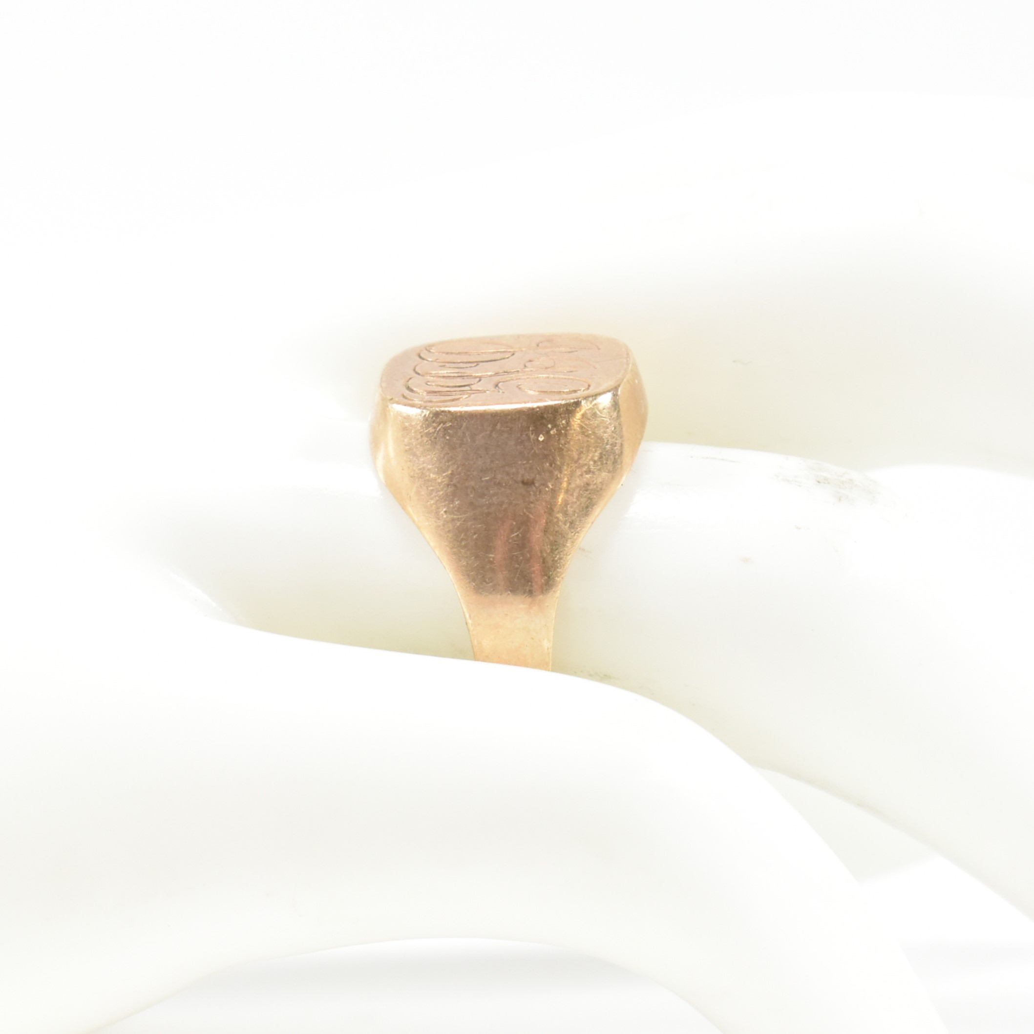HALLMARKED 9CT GOLD ENGRAVED SIGNET RING - Image 9 of 9