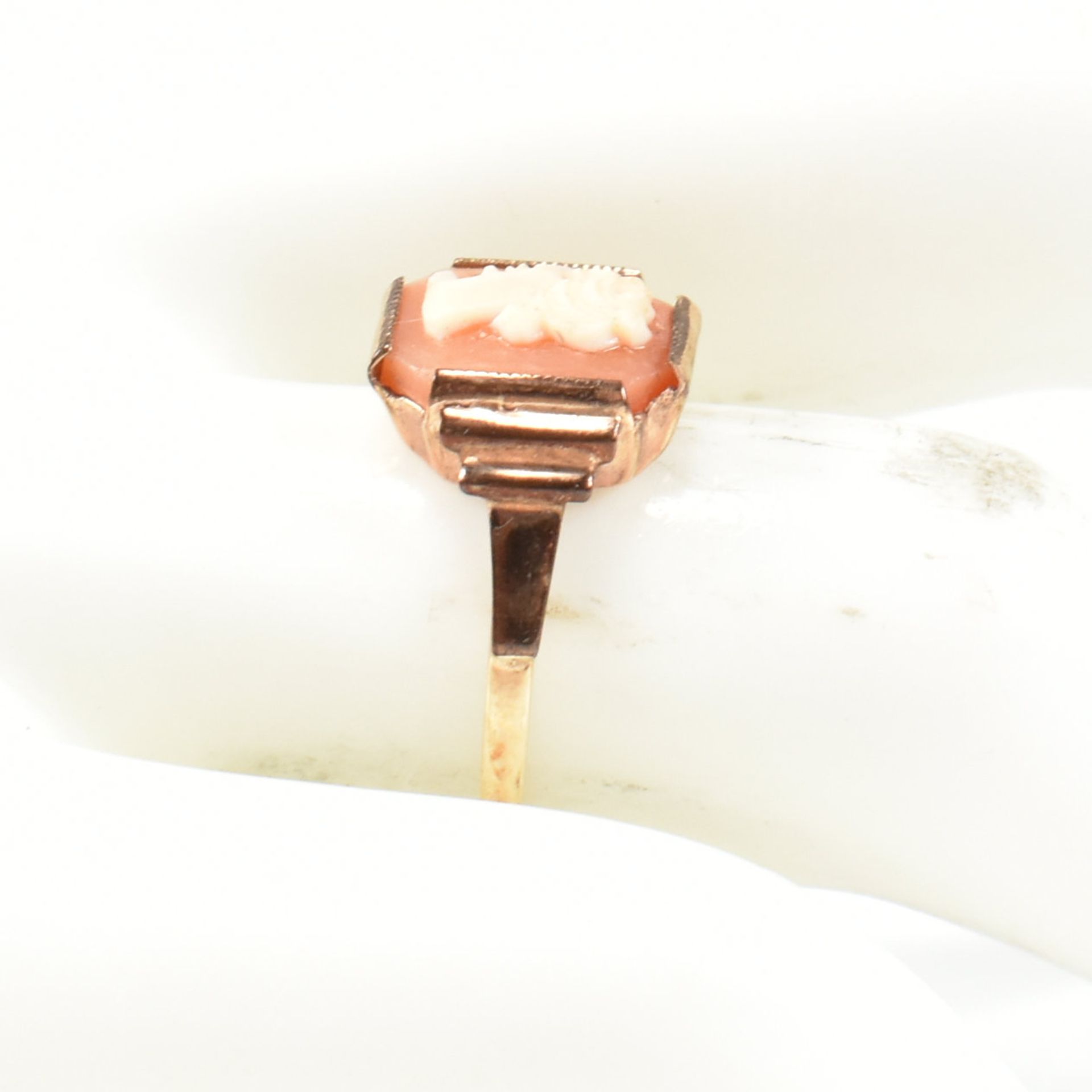 9CT GOLD CAMEO RING - Image 7 of 7