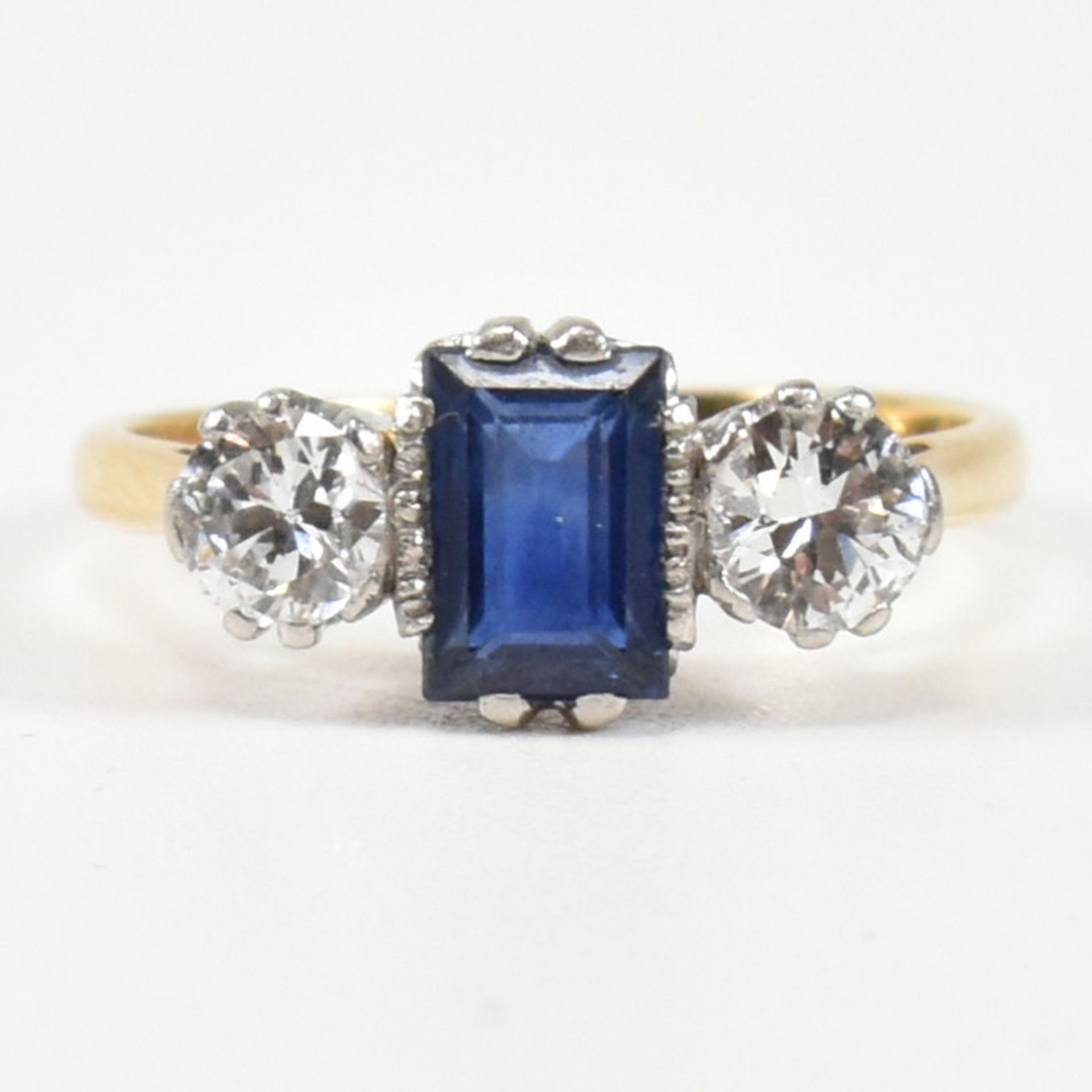 18CT GOLD SAPPHIRE & DIAMOND THREE STONE RING