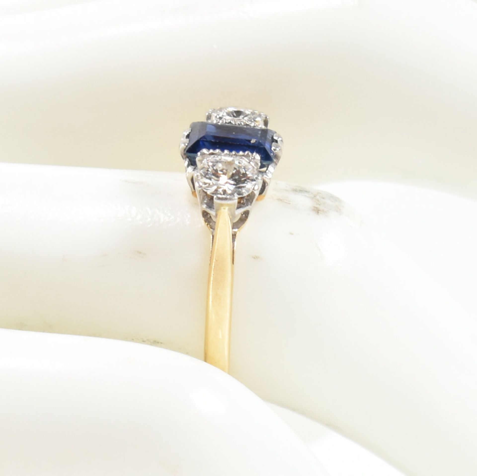 18CT GOLD SAPPHIRE & DIAMOND THREE STONE RING - Bild 7 aus 7