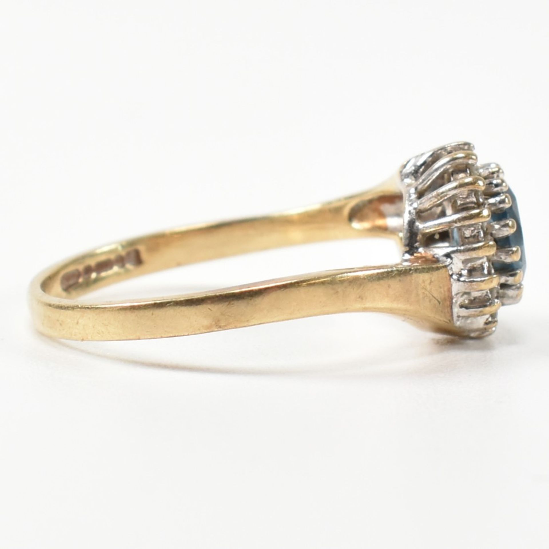 HALLMARKED 9CT GOLD DIAMOND & TOPAZ CROSS OVER CLUSTER RING - Bild 4 aus 9