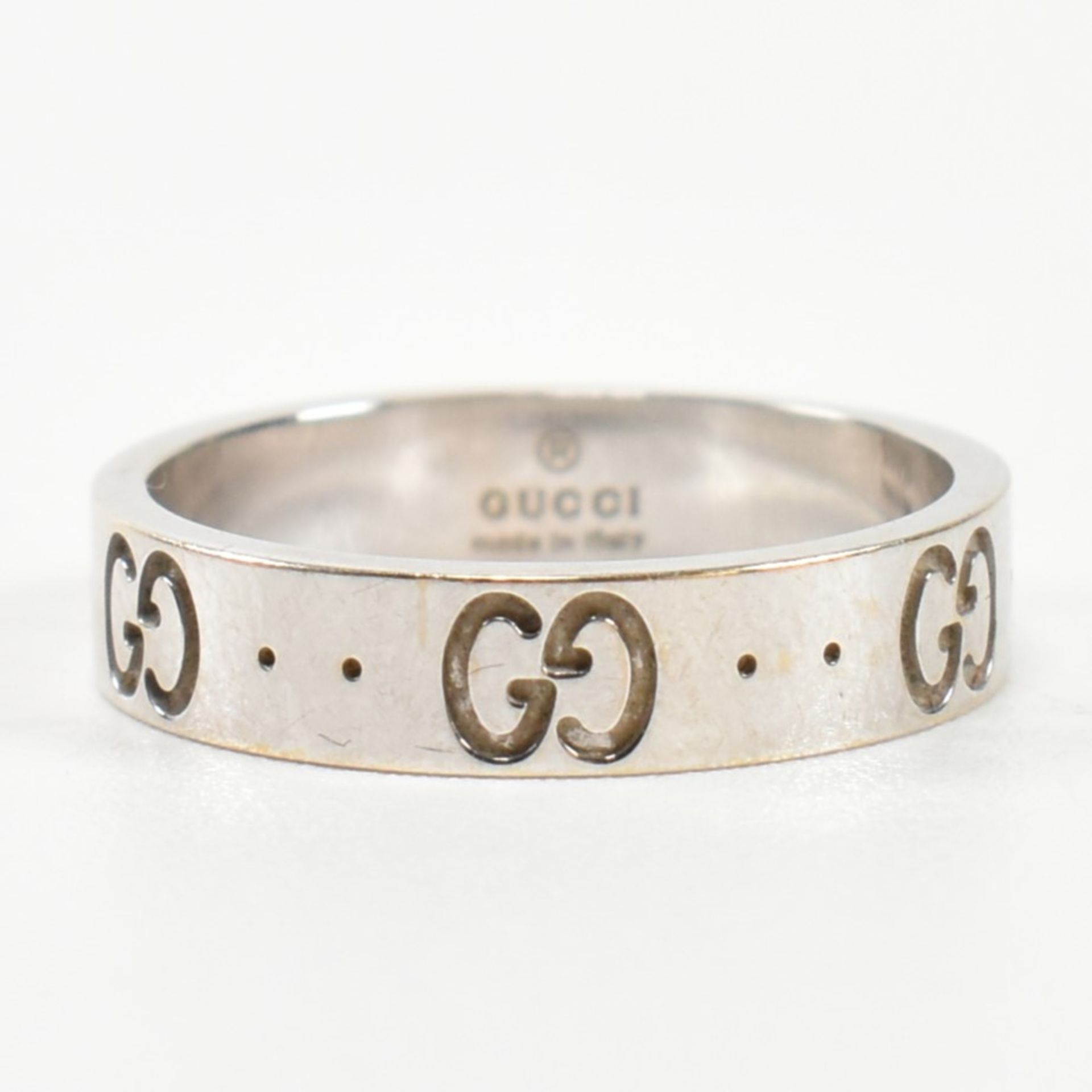 HALLMARKED 18CT WHITE GOLD GUCCI ICON BAND RING - Image 2 of 8