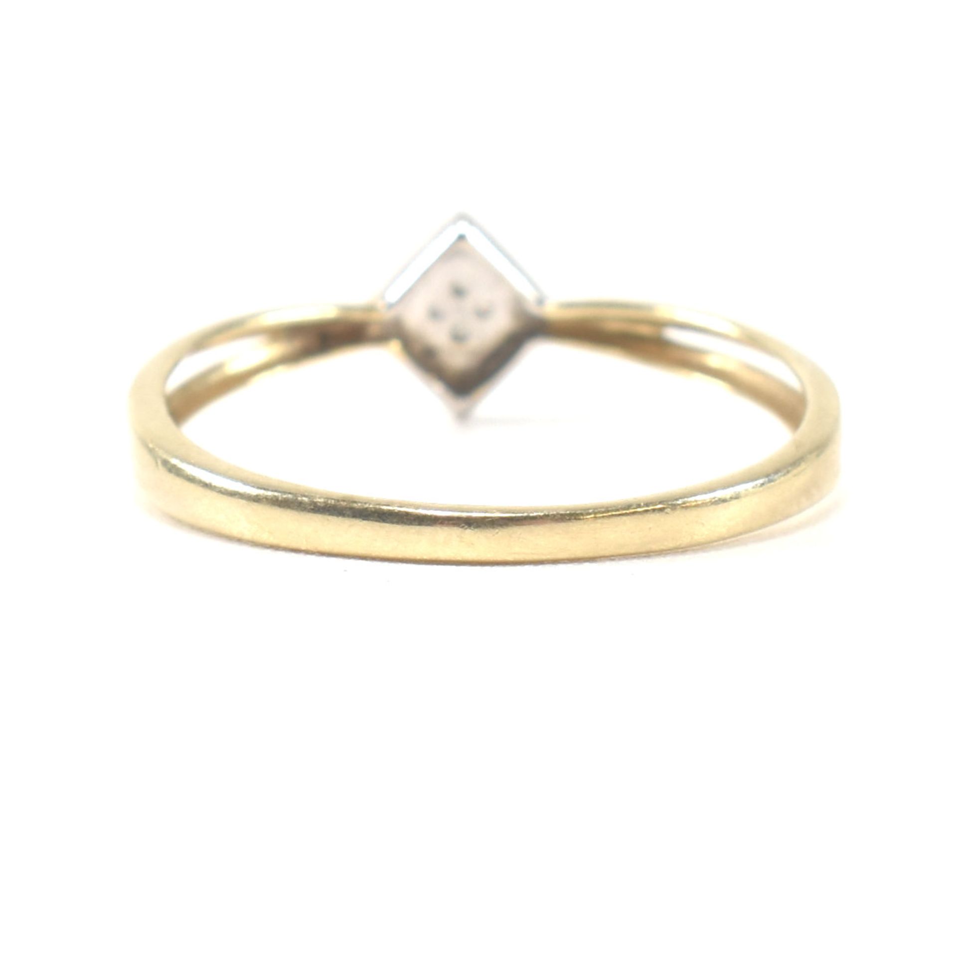 9CT GOLD & DIAMOND CLUSTER RING - Image 3 of 11