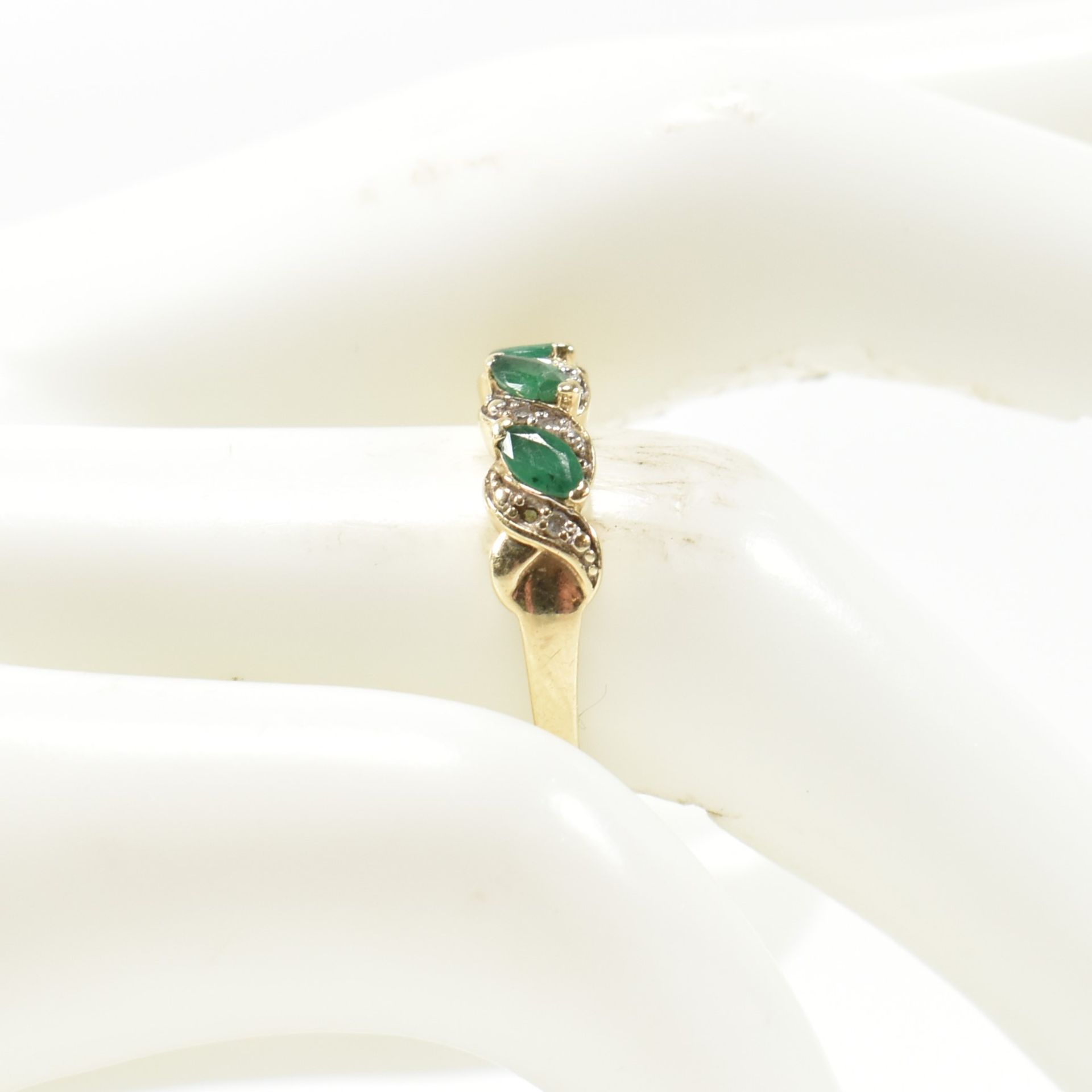 9CT GOLD DIAMOND & EMERALD TWIST BAND RING - Bild 9 aus 9