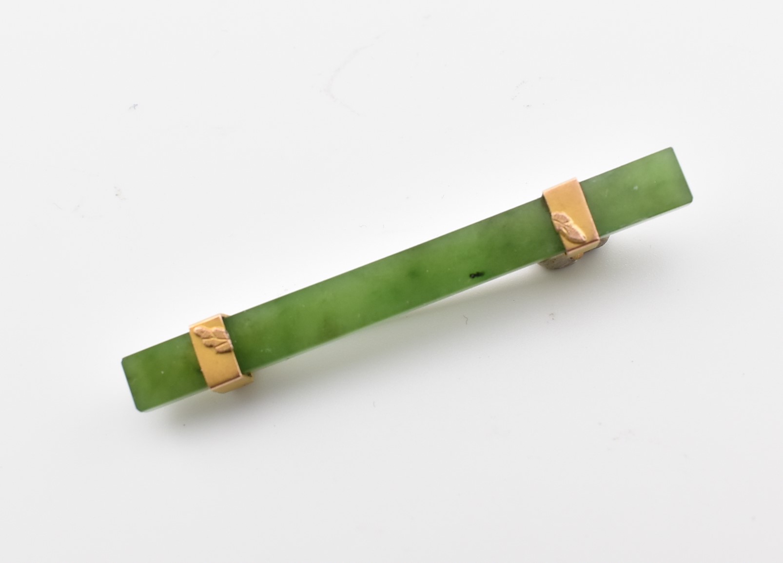 VINTAGE NEPHRITE & YELLOW METAL BAR BROOCH PIN - Image 6 of 8