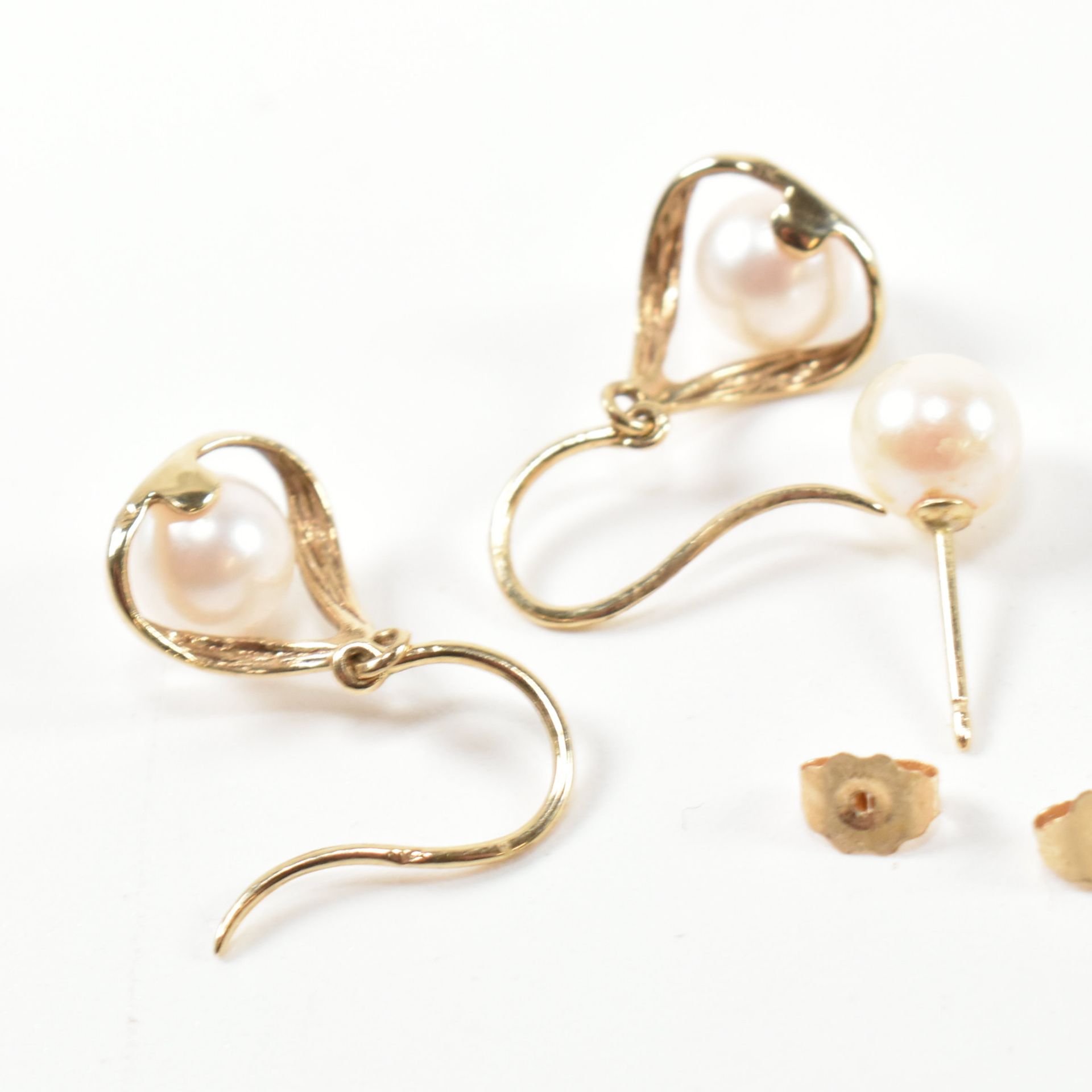 TWO PAIRS OF GOLD & CULTURED PEARL EARRINGS - Bild 6 aus 6