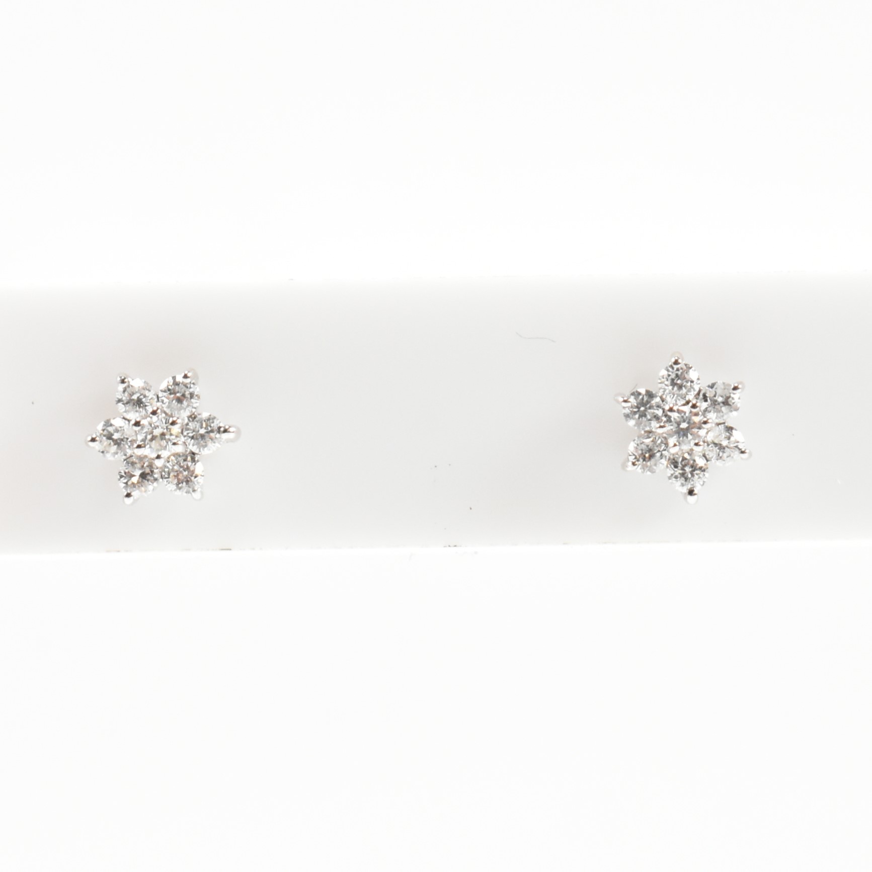 HALLMARKED 9CT GOLD & DIAMOND DAISY CLUSTER EARRINGS - Image 8 of 8