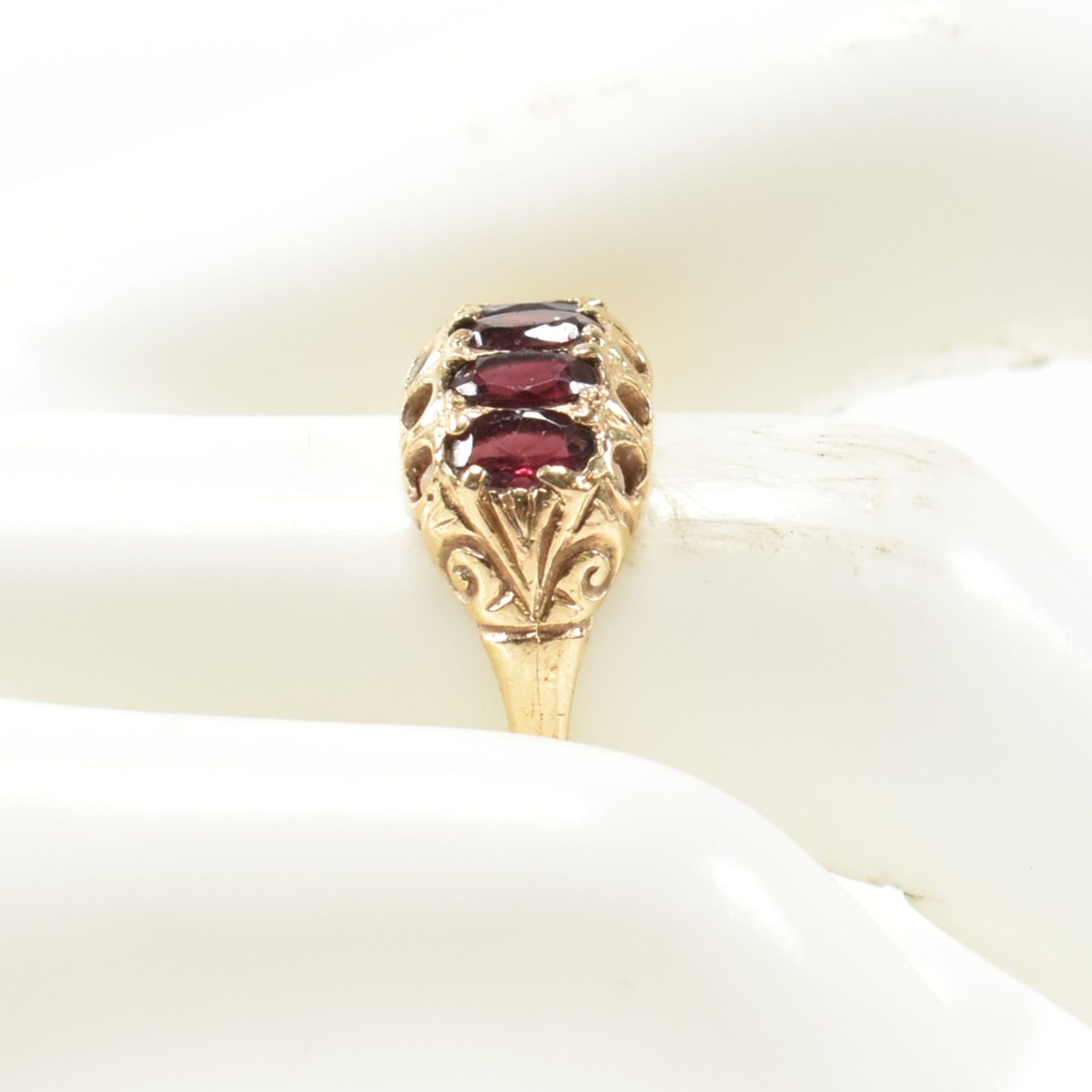 HALLMARKED 9CT GOLD & GARNET FIVE STONE HALF HOOP RING - Image 10 of 10