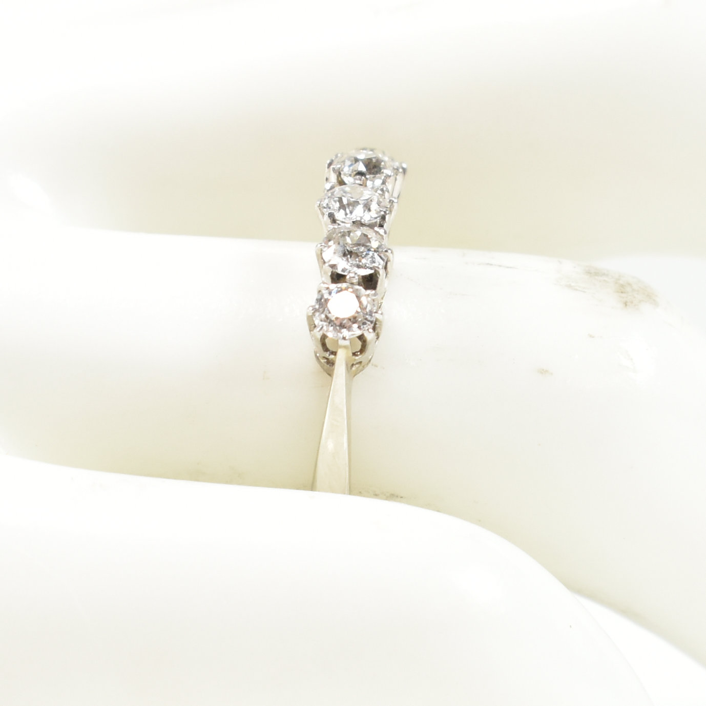 18CT WHITE GOLD & PLATINUM DIAMOND FIVE STONE RING - Image 7 of 8