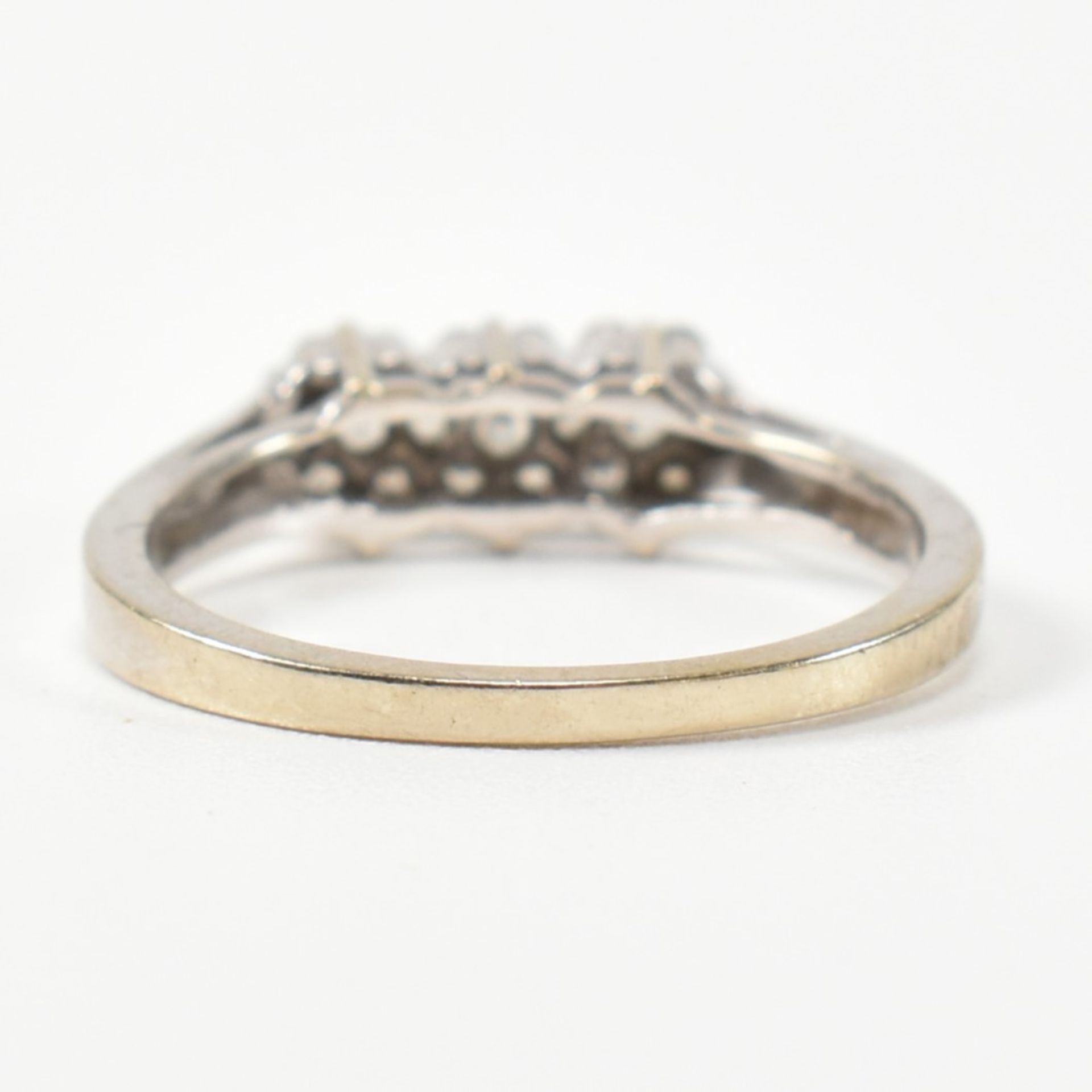 18CT WHITE GOLD & DIAMOND RING - Image 3 of 8