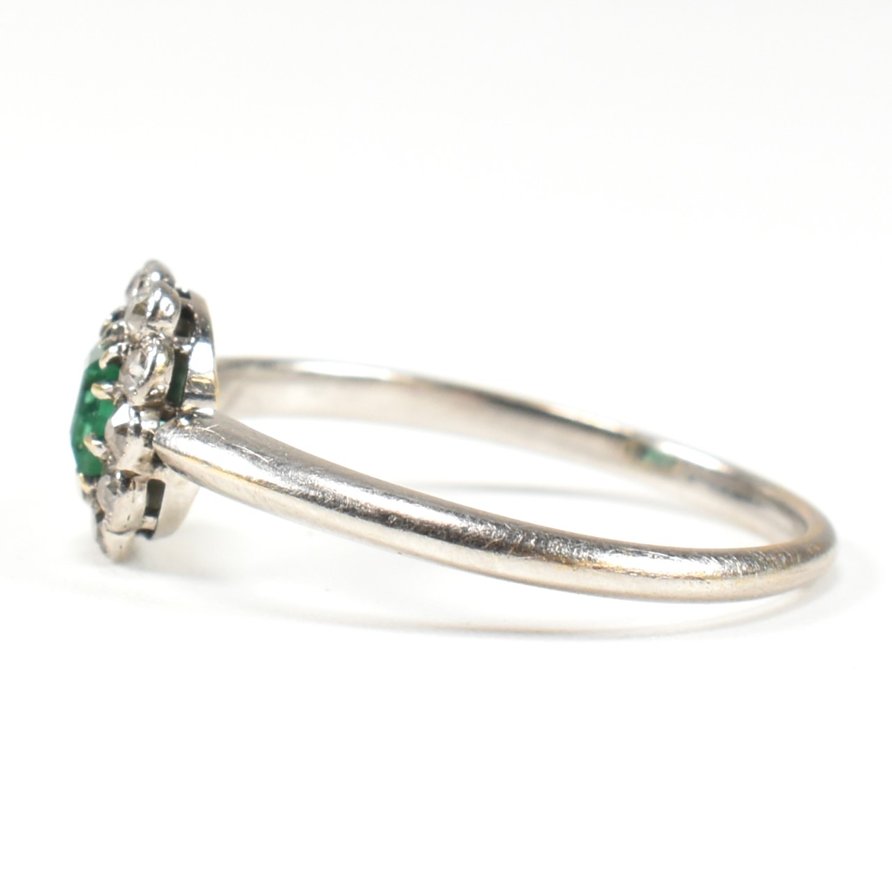 1920S 18CT WHITE GOLD EMERALD & DIAMOND CLUSTER RING - Image 7 of 9