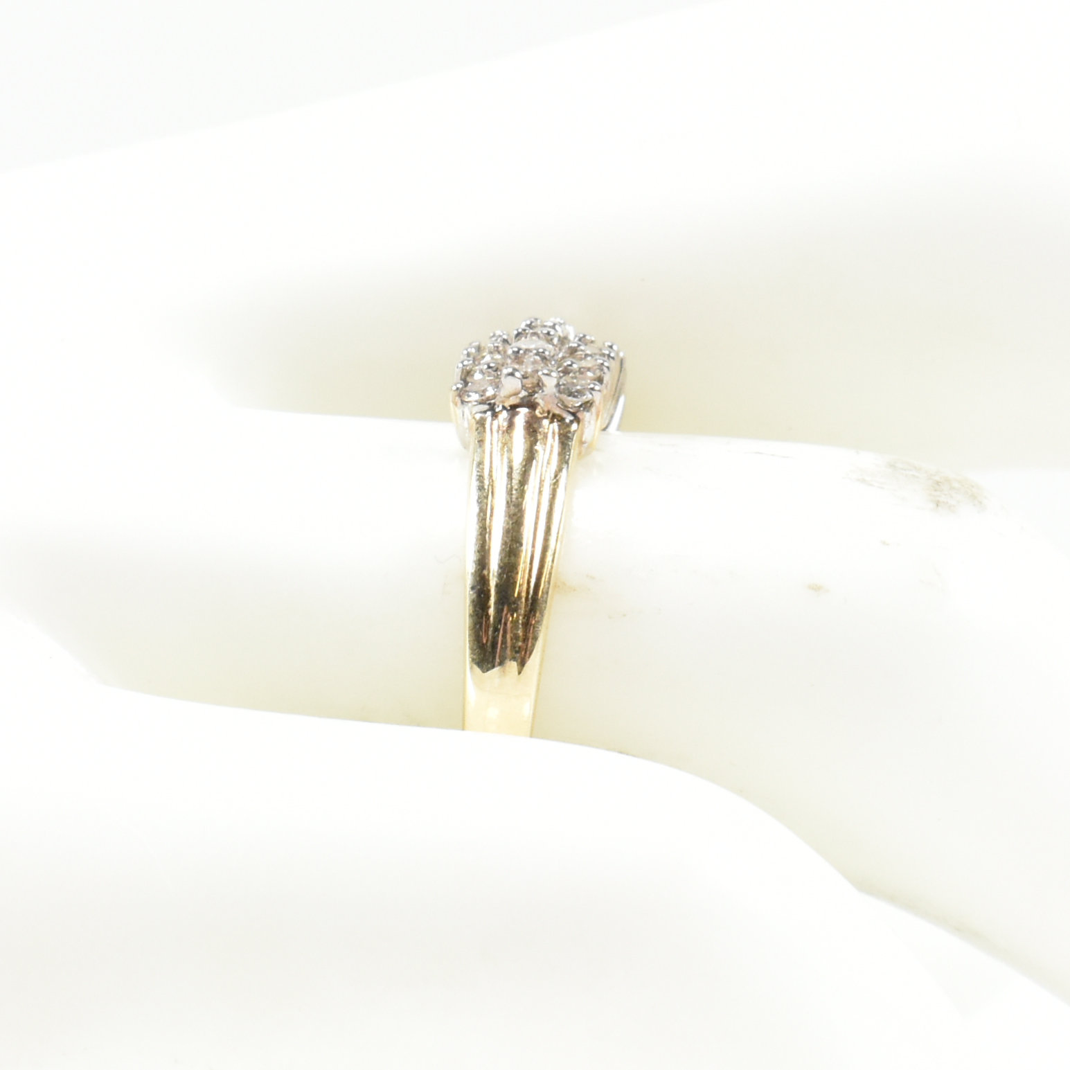 9CT GOLD & DIAMOND CLUSTER RING - Image 9 of 9