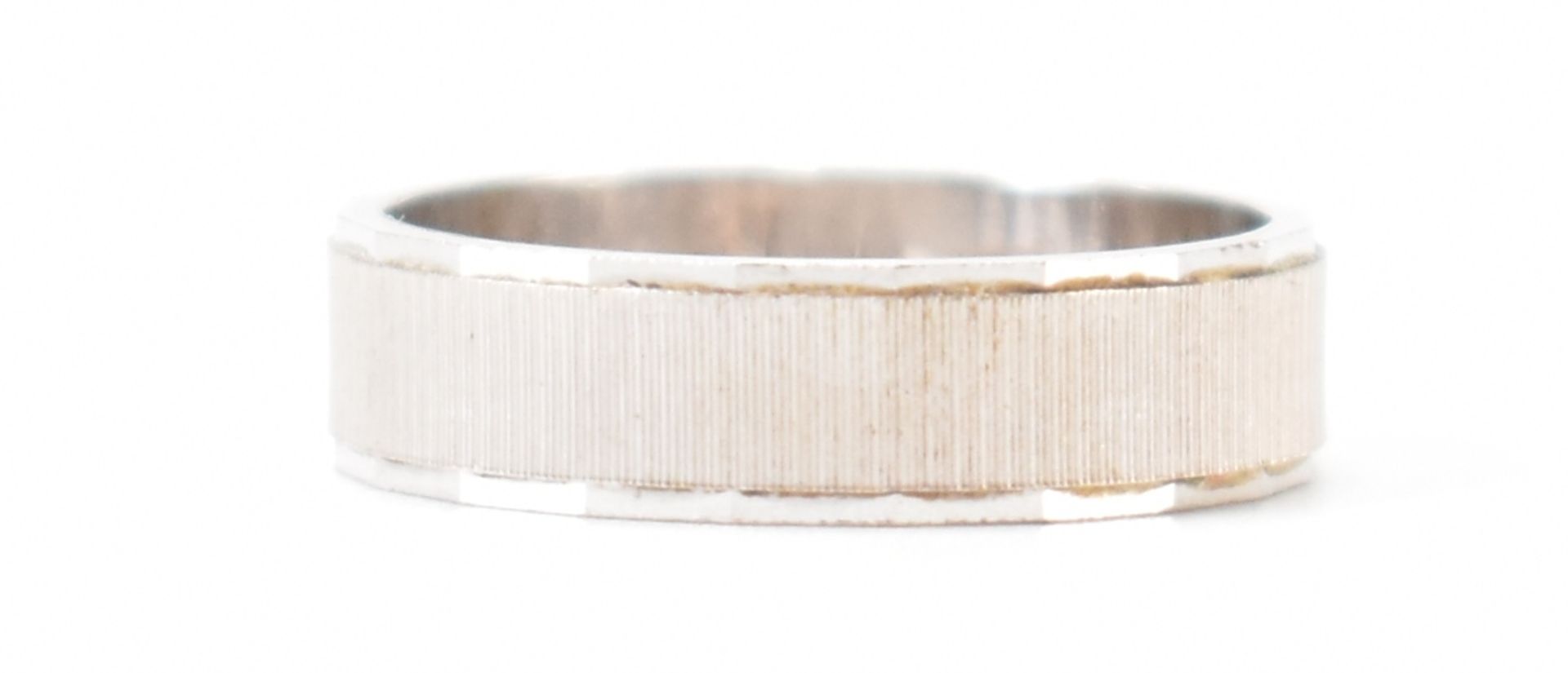 18CT WHITE GOLD TEXTURED BAND RING - Image 3 of 9
