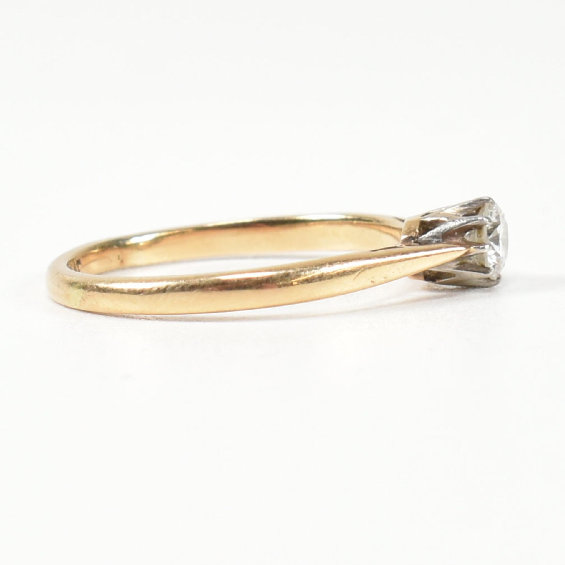 18CT GOLD & DIAMOND SOLITAIRE RING - Image 3 of 8