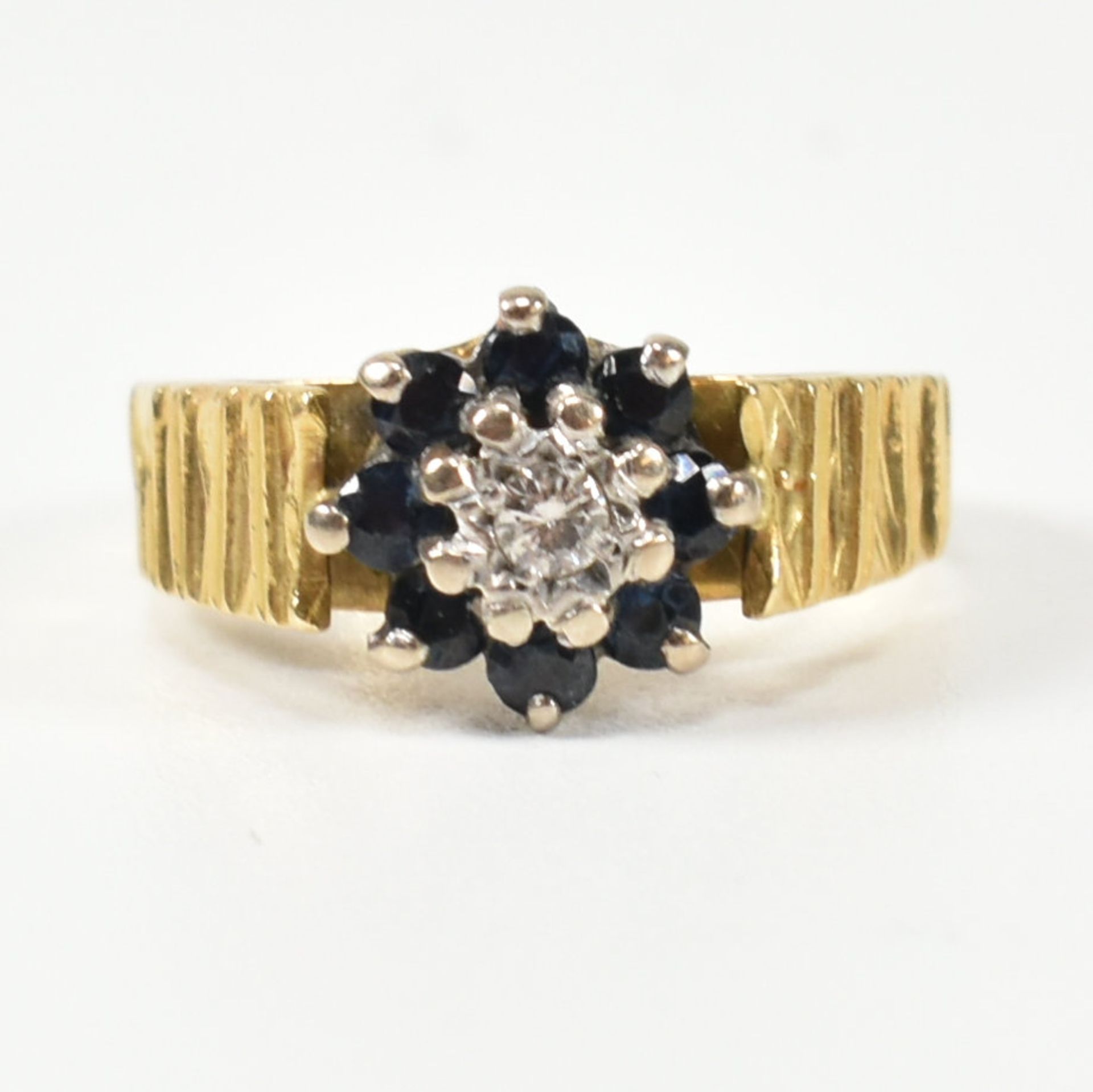 HALLMARKED 18CT GOLD DIAMOND & SAPPHIRE CLUSTER RING