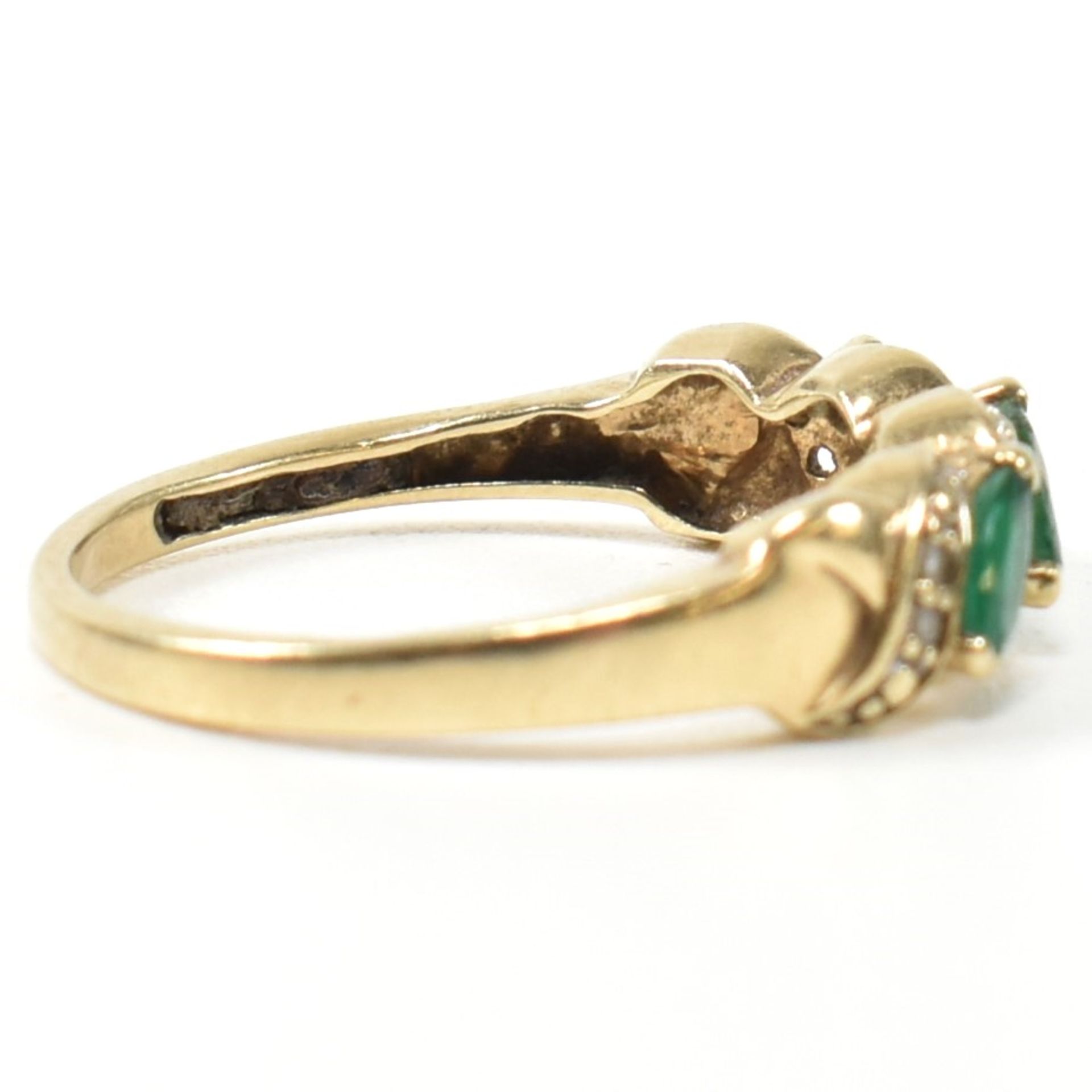 9CT GOLD DIAMOND & EMERALD TWIST BAND RING - Bild 5 aus 9