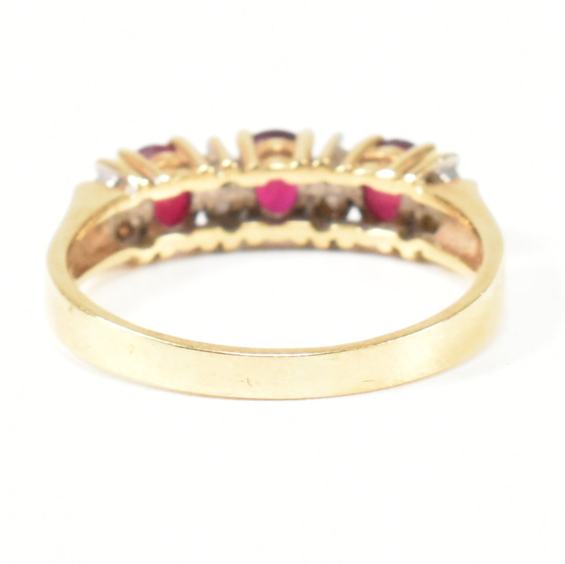 HALLMARKED 18CT GOLD RUBY & DIAMOND THREE STONE RING - Image 5 of 7