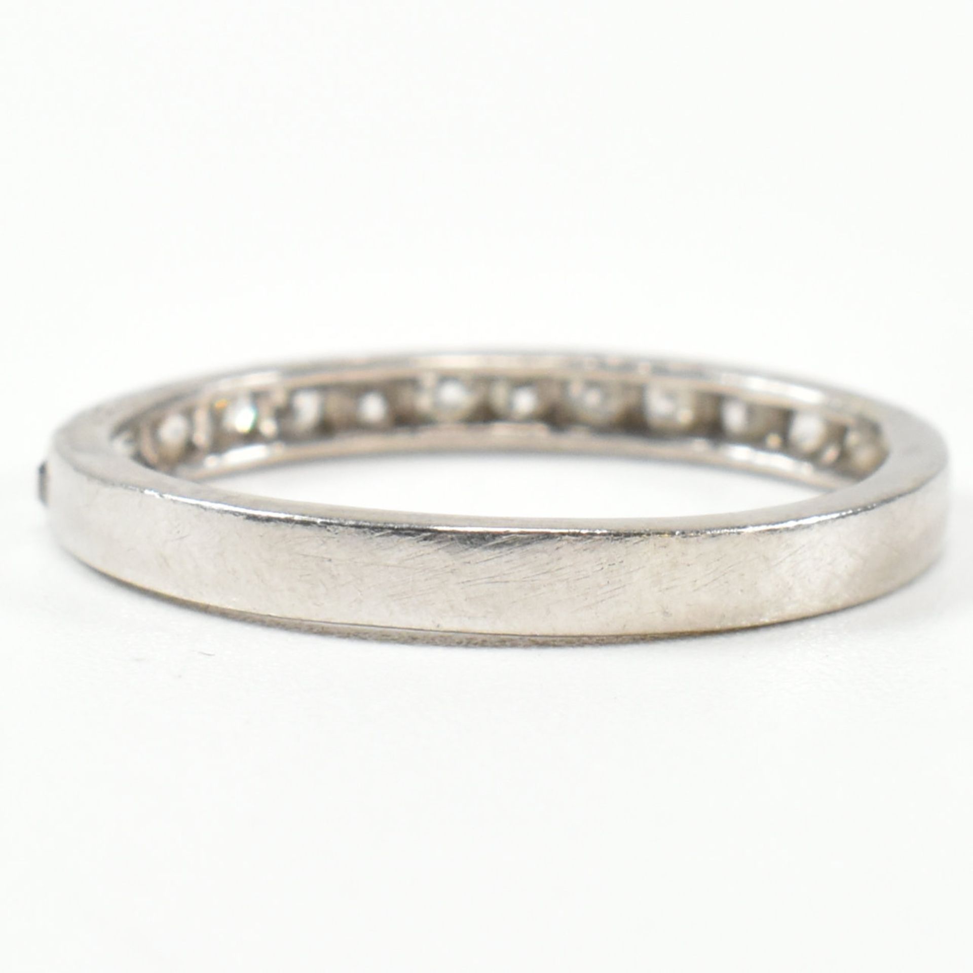 18CT WHITE GOLD & DIAMOND HALF ETERNITY RING - Bild 2 aus 10