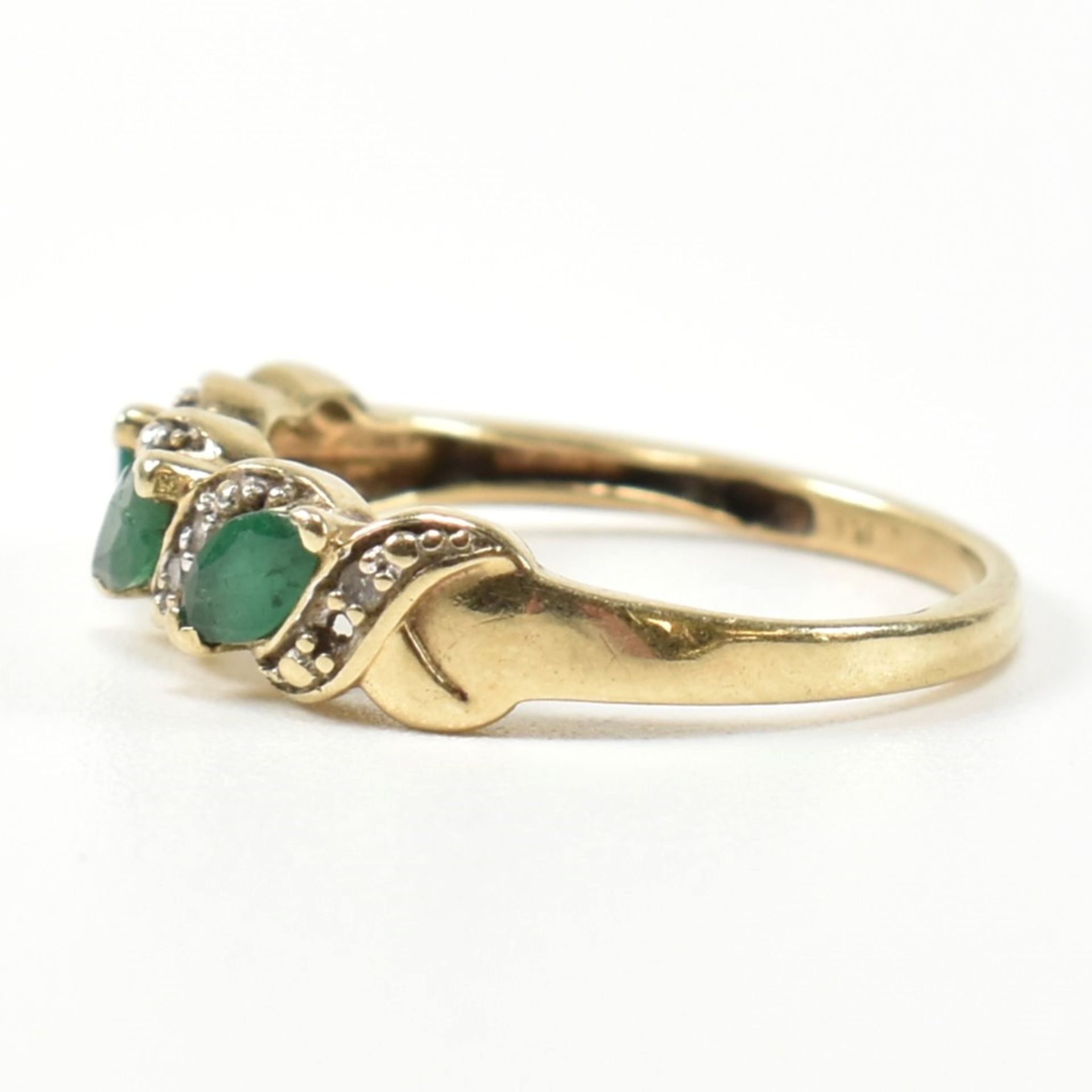 9CT GOLD DIAMOND & EMERALD TWIST BAND RING - Bild 6 aus 9