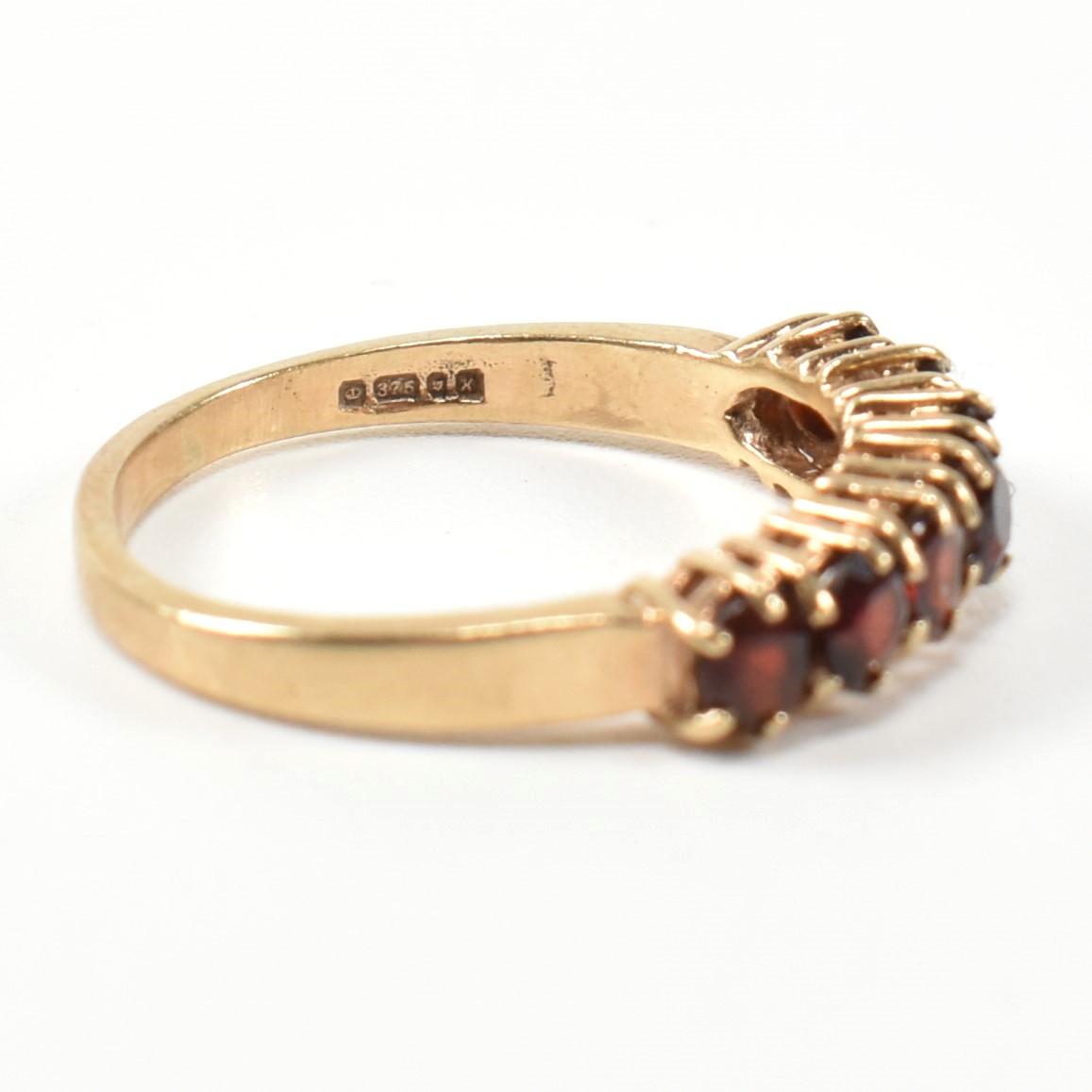 HALLMARKED 9CT GOLD & GARNET SEVEN STONE HALF HOOP RING - Image 8 of 10