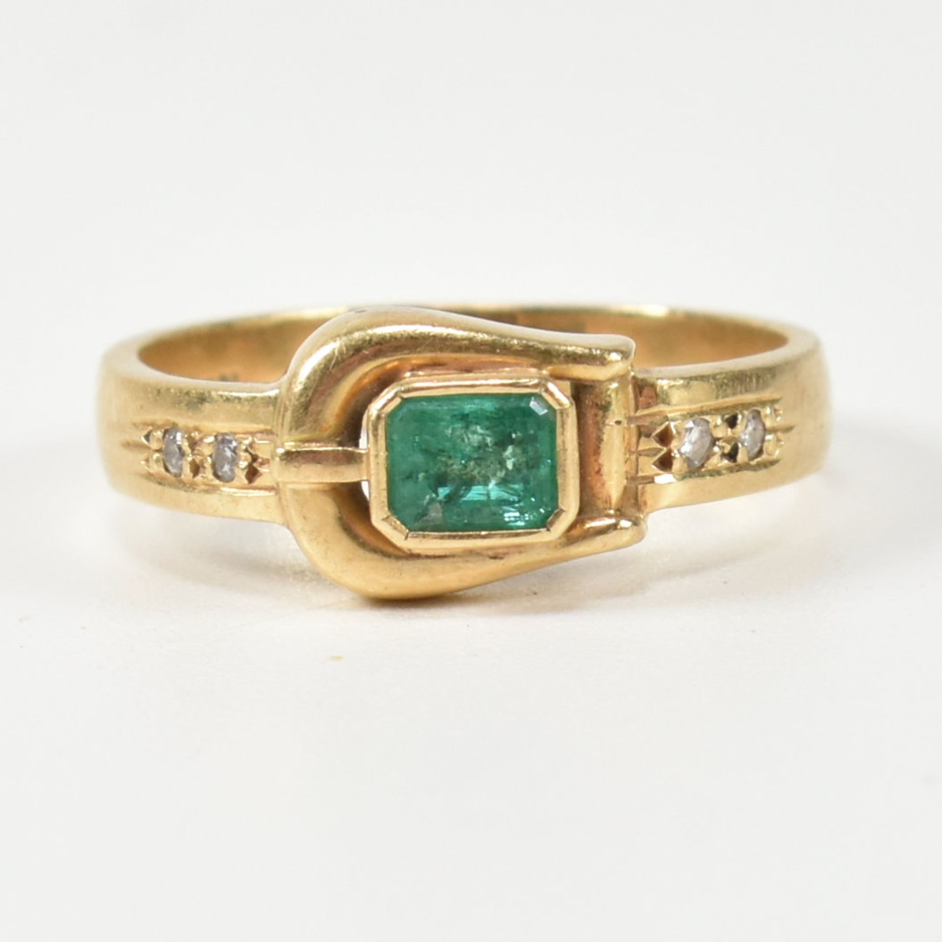 18CT GOLD DIAMOND & EMERALD BUCKLE RING