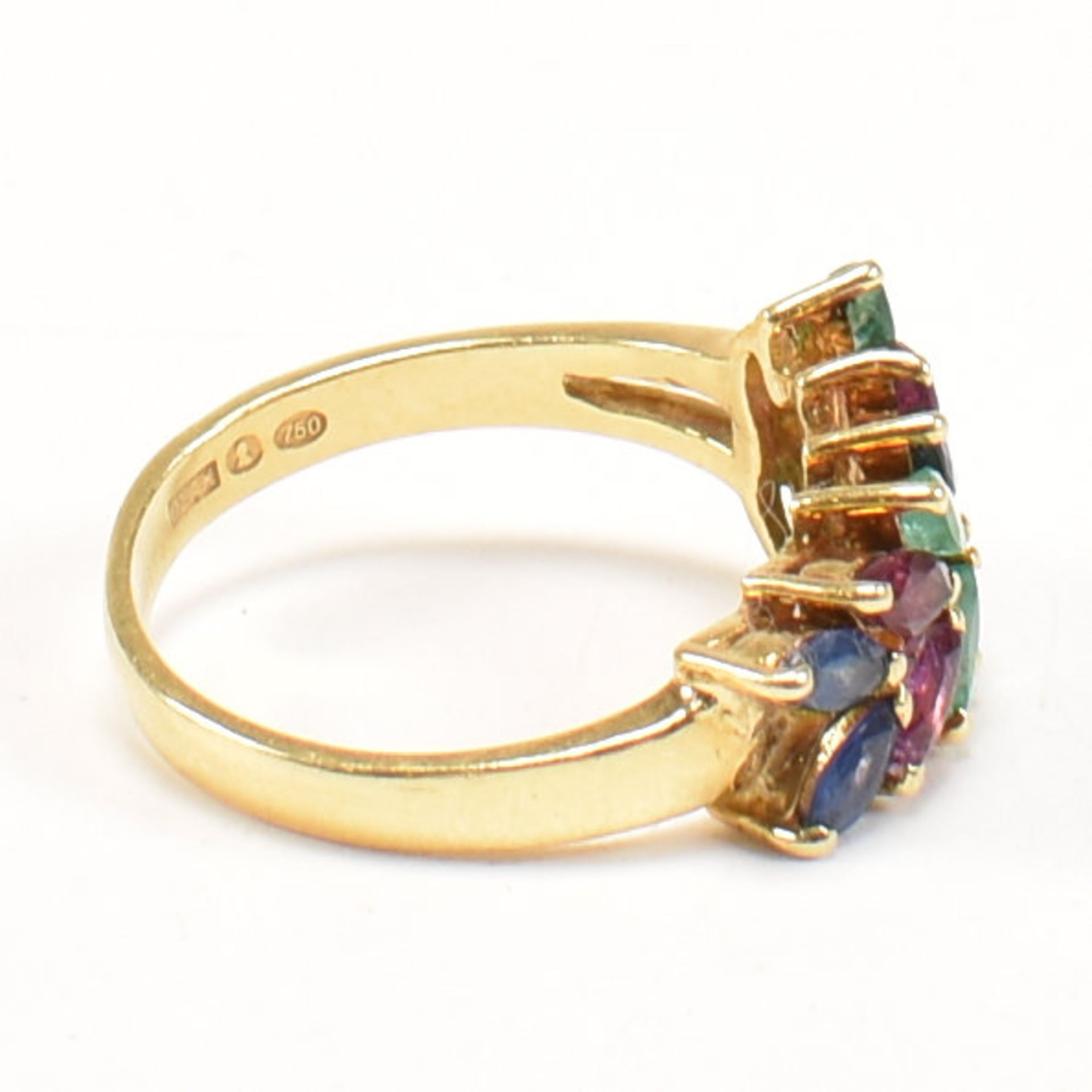 18CT GOLD EMERALD & SAPPHIRE & RUBY CLUSTER RING - Image 4 of 9