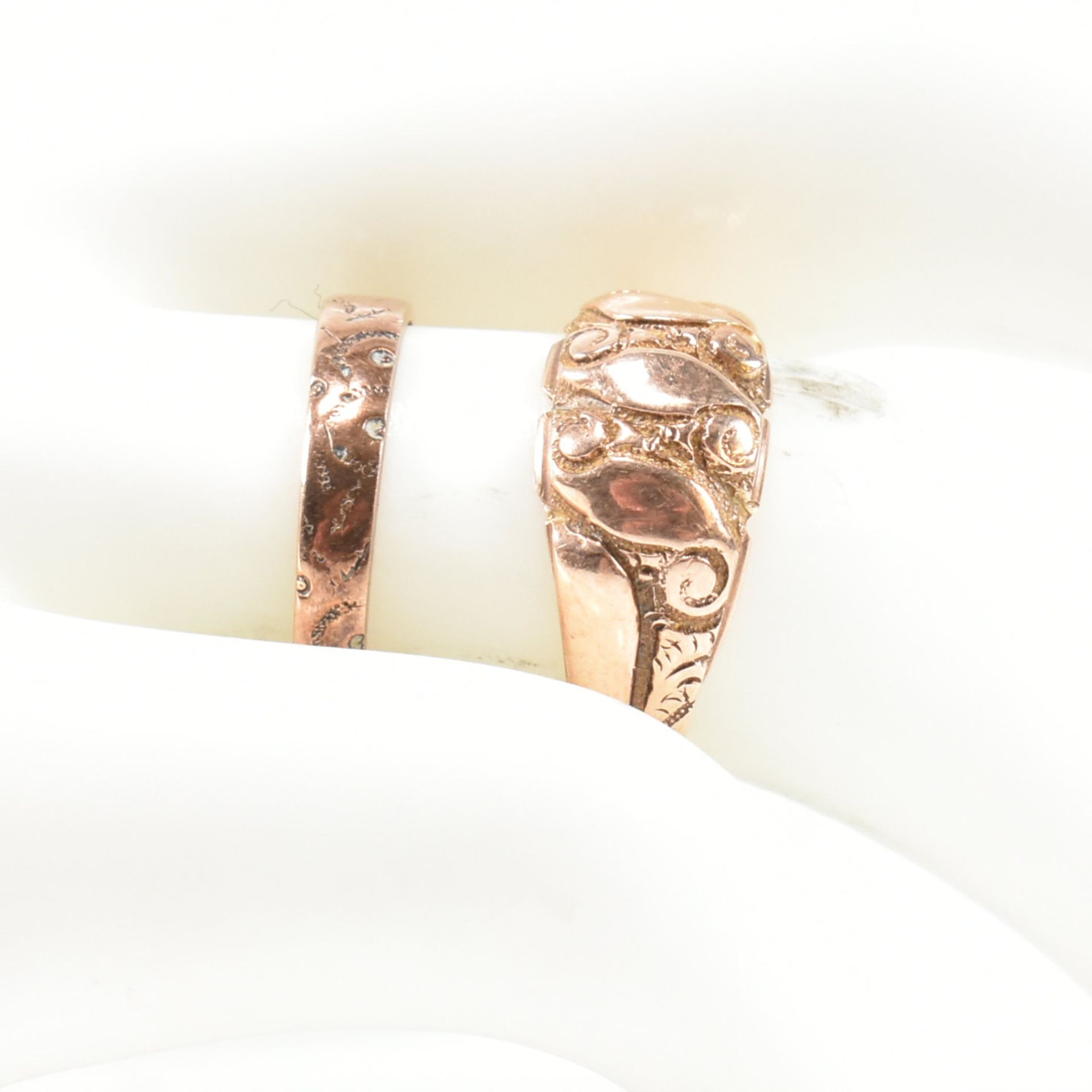 EDWARDIAN HALLMARKED 9CT ROSE GOLD KEEPER RING & VICTORIAN ENGRAVED BAND RING - Bild 6 aus 6