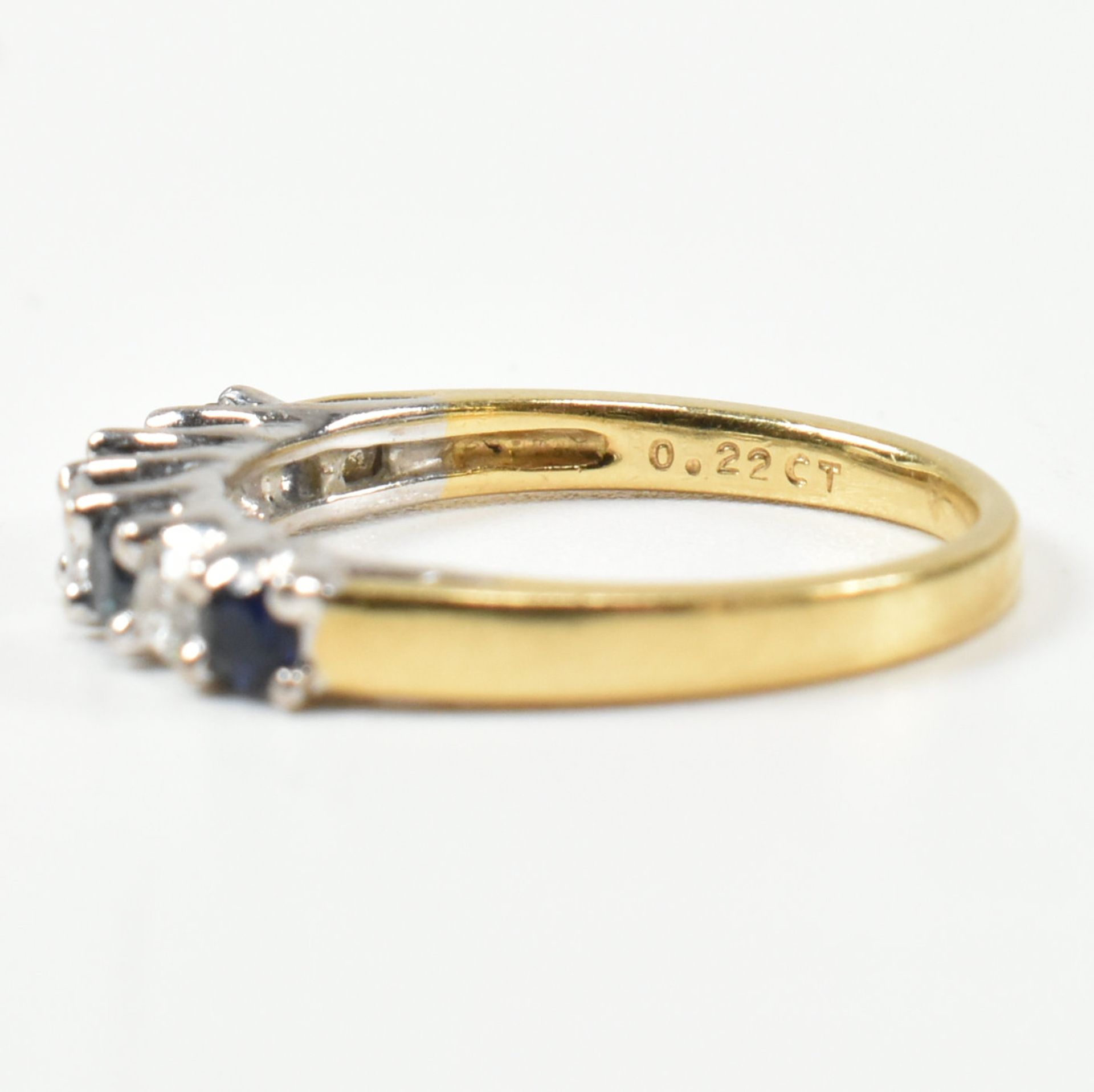 HALLMARKED 18CT GOLD DIAMOND & SAPPHIRE HALF HOOP RING - Bild 2 aus 10