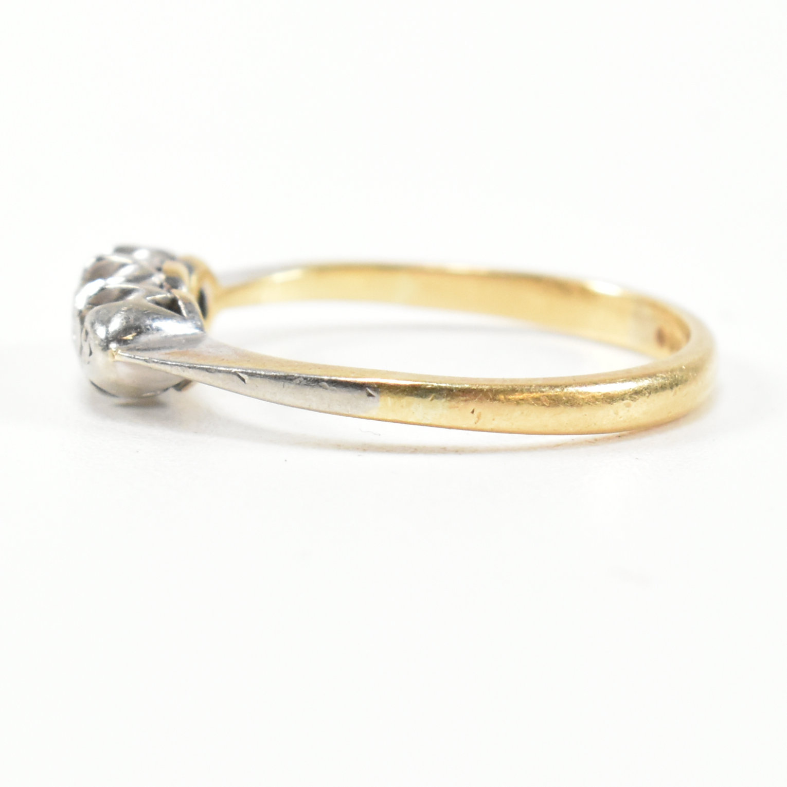 9CT GOLD & PLATINUM DIAMOND THREE STONE RING - Image 2 of 10