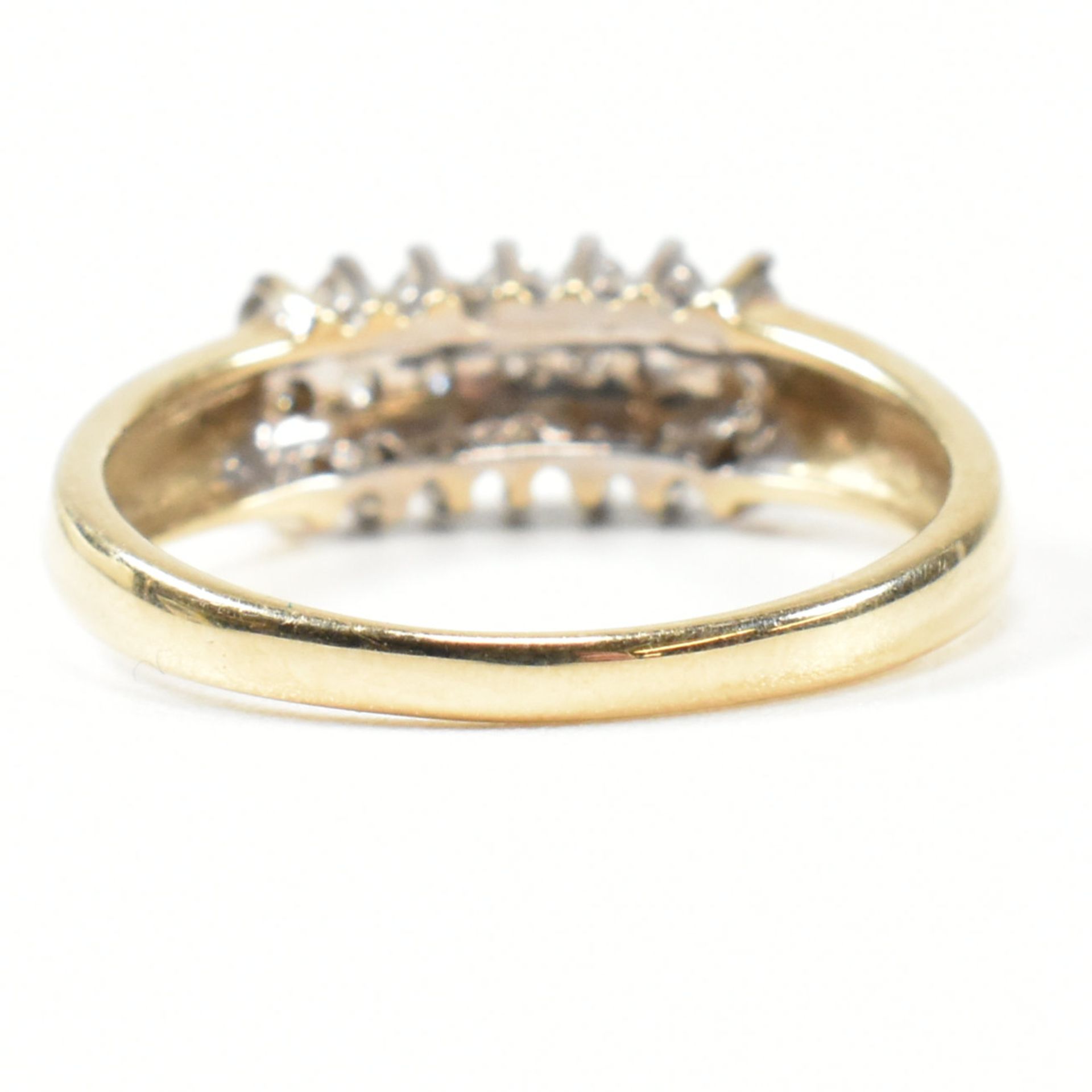 9CT GOLD & DIAMOND CLUSTER RING - Image 4 of 9