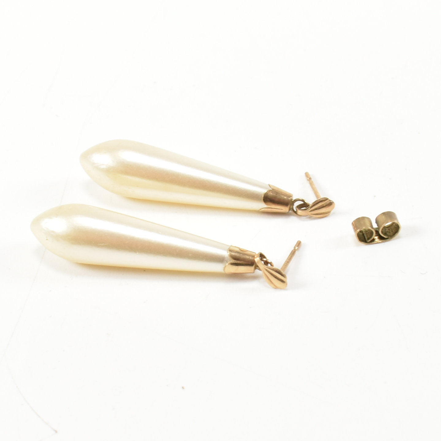 9CT ROLLED GOLD HINGED BRACELET & 9CT GOLD & SIMULATED PEARL EARRINGS - Image 4 of 7