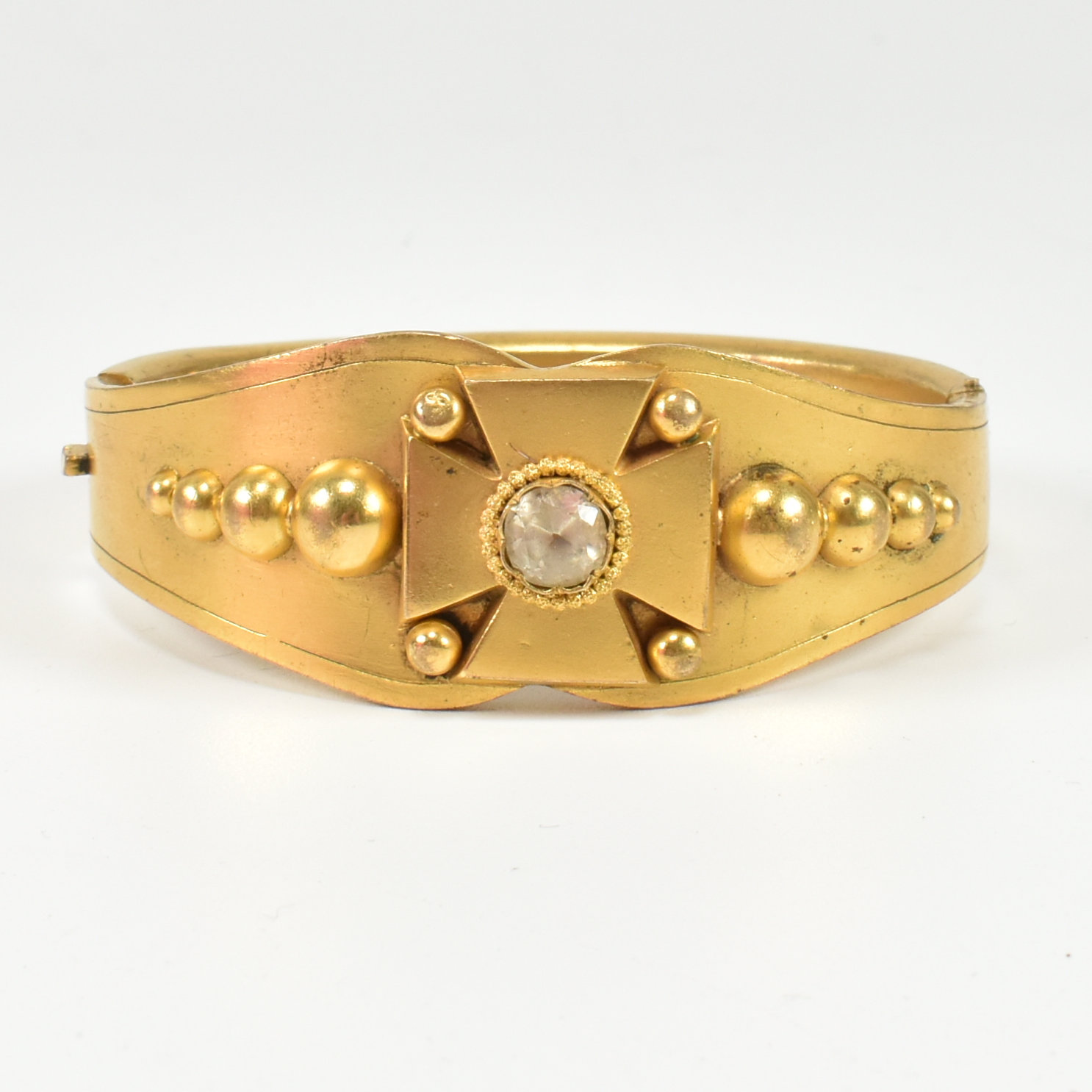 19TH CENTURY ETRUSCAN STYLE GILT HINGED BANGLE - Image 8 of 8