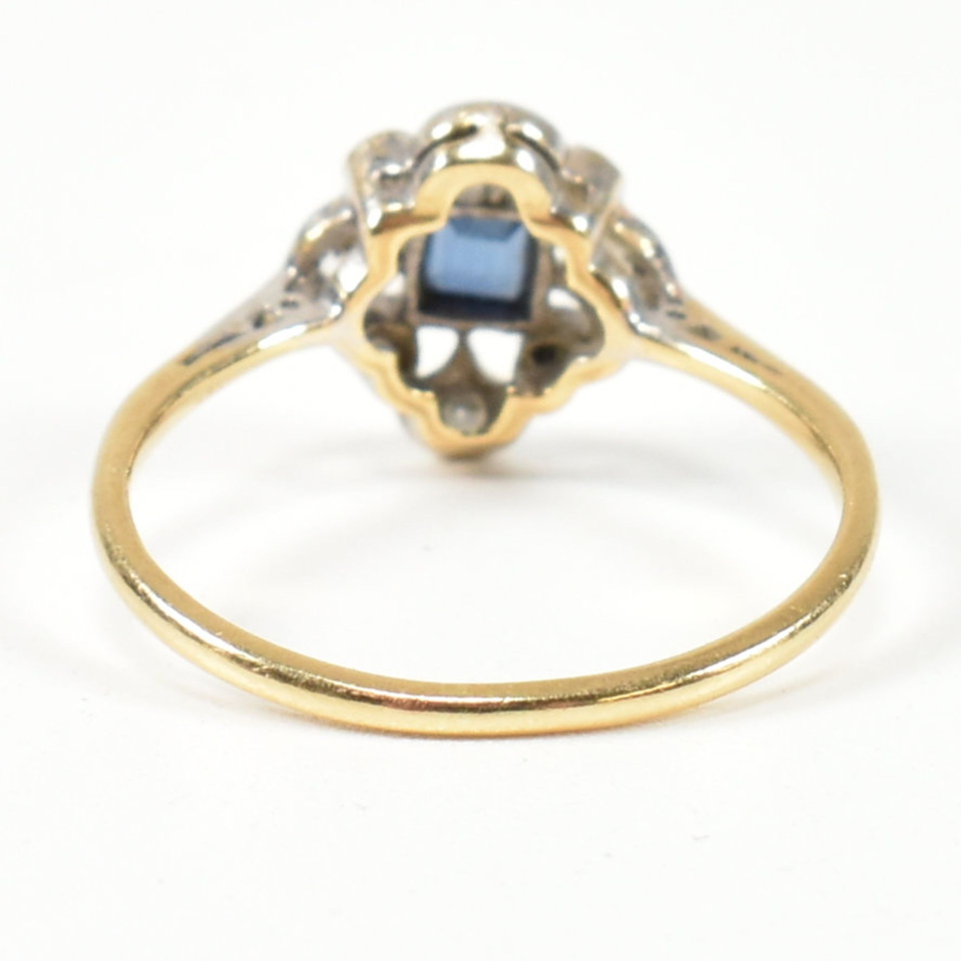 1920S 18CT GOLD SAPPHIRE & DIAMOND CLUSTER RING - Bild 6 aus 8