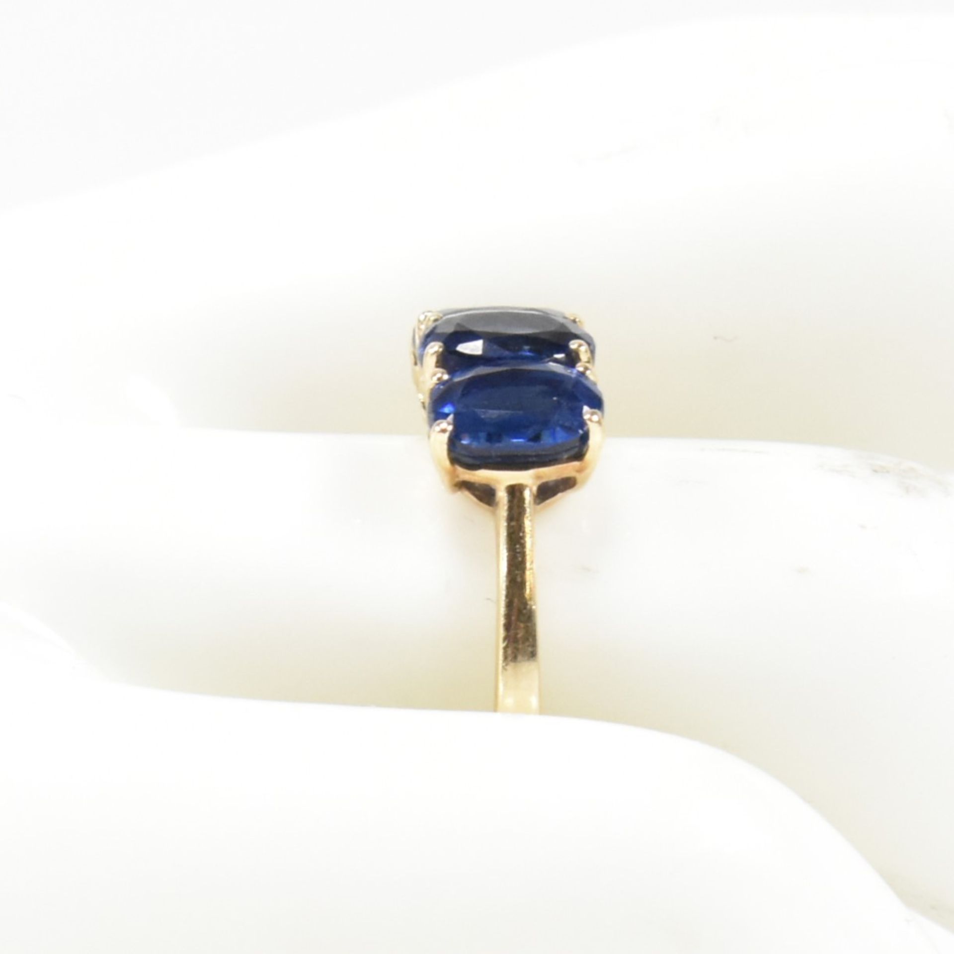 HALLMARKED 9CT GOLD & SYNTHETIC SAPPHIRE THREE STONE RING - Image 8 of 8