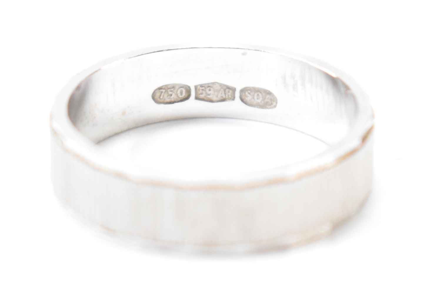 18CT WHITE GOLD TEXTURED BAND RING - Image 5 of 9